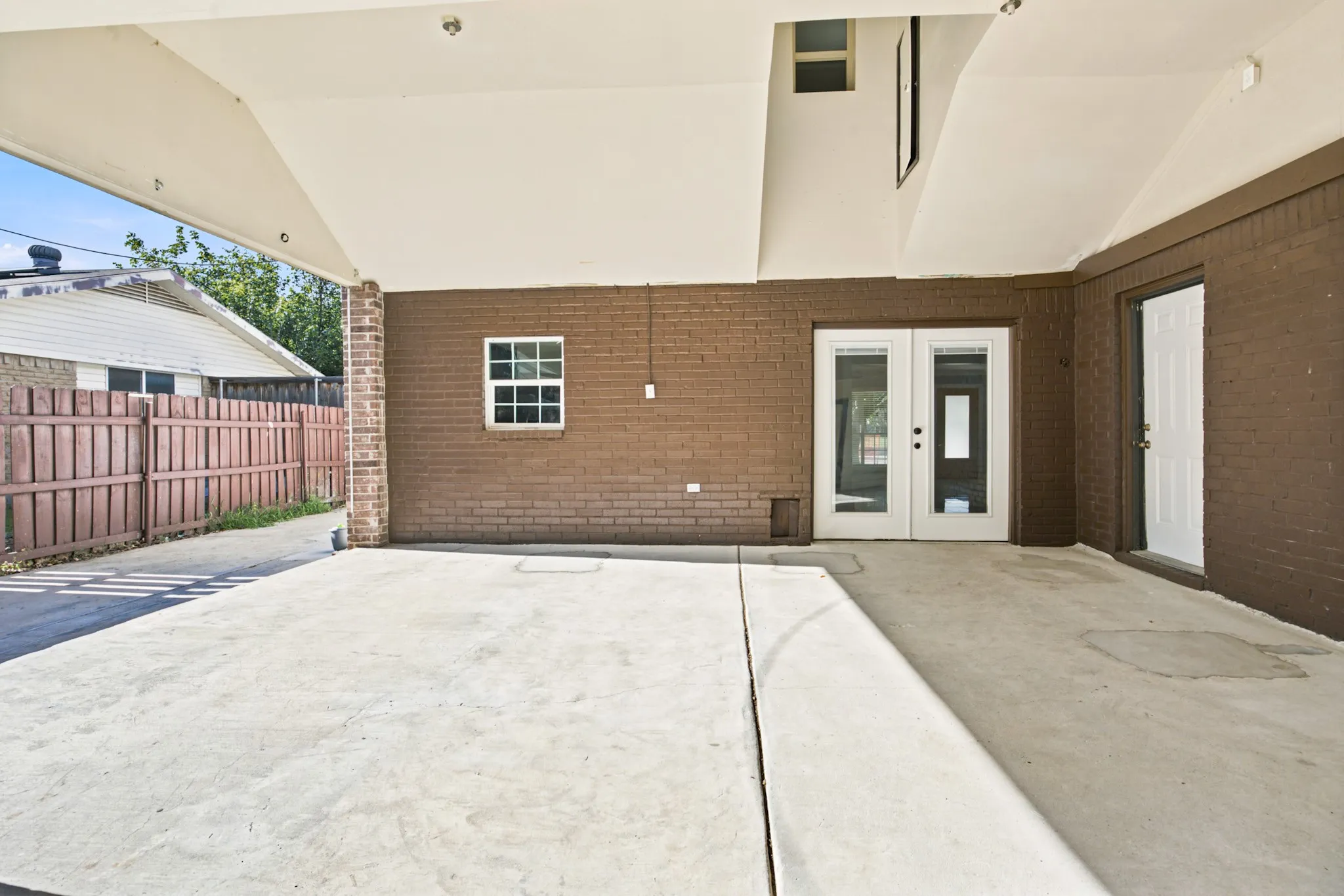 Single Family Residence For Rent in Dallas County , 2016 Knollwood Lane, Carrollton, Texas 75006, 5 Bedroom, 4 Bathroom, 2 Garage spaces, 2,818 Sqft, built in 1969, Price $3,495, mls#21307366, Real Estate Agent in Carrollton, Homes For Rent in Dallas county, Homes For Rent in Carrollton, Realtor in Carrollton Texas, Real Estate Brokerage Independent Realty Texas, Luminita Cordes Realtor