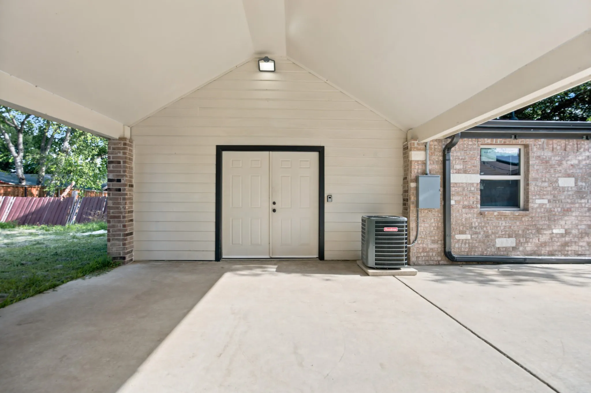 Single Family Residence For Rent in Dallas County , 2016 Knollwood Lane, Carrollton, Texas 75006, 5 Bedroom, 4 Bathroom, 2 Garage spaces, 2,818 Sqft, built in 1969, Price $3,495, mls#21307366, Real Estate Agent in Carrollton, Homes For Rent in Dallas county, Homes For Rent in Carrollton, Realtor in Carrollton Texas, Real Estate Brokerage Independent Realty Texas, Luminita Cordes Realtor