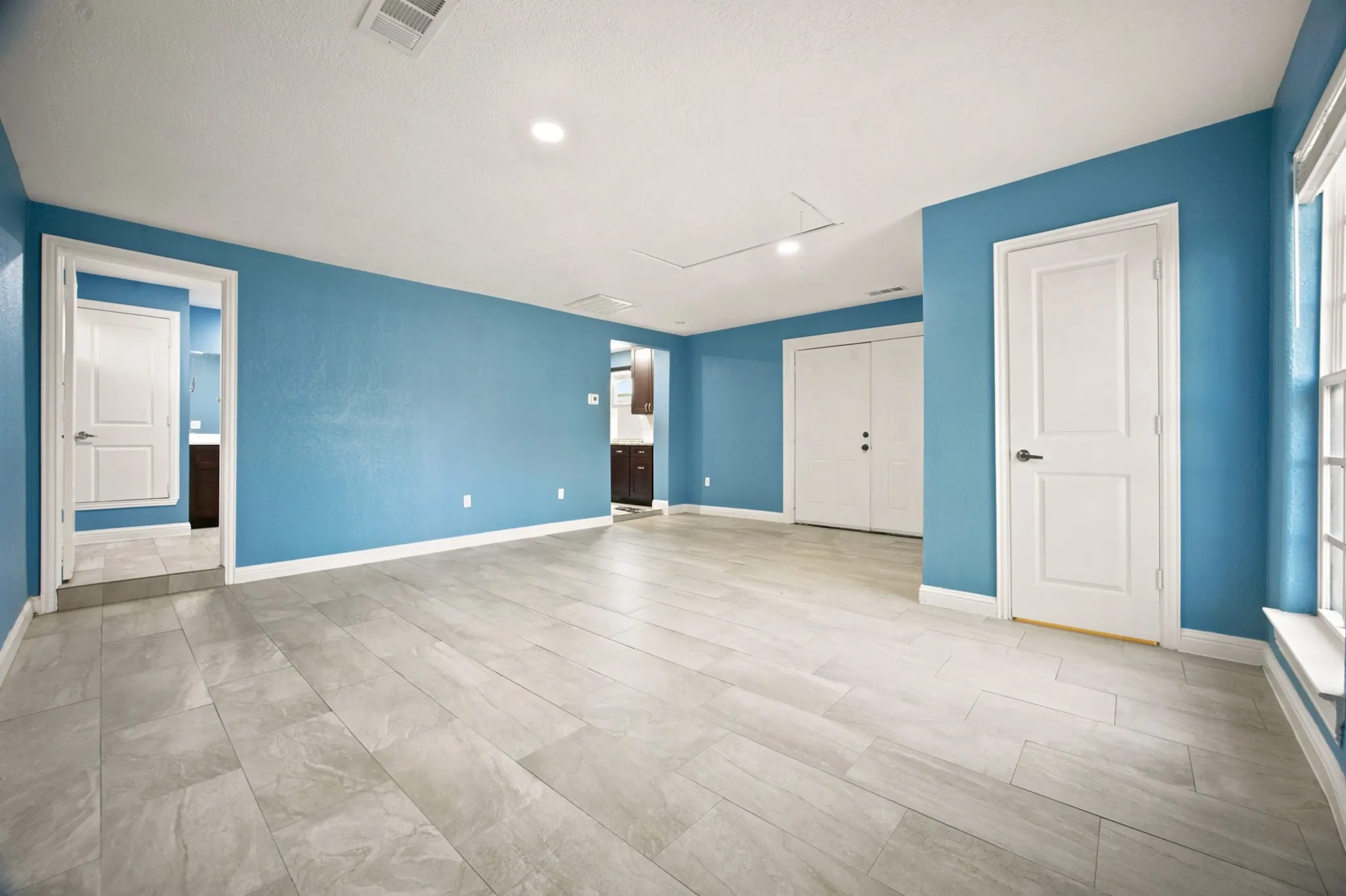 Single Family Residence For Rent in Dallas County , 2016 Knollwood Lane, Carrollton, Texas 75006, 5 Bedroom, 4 Bathroom, 2 Garage spaces, 2,818 Sqft, built in 1969, Price $3,495, mls#21307366, Real Estate Agent in Carrollton, Homes For Rent in Dallas county, Homes For Rent in Carrollton, Realtor in Carrollton Texas, Real Estate Brokerage Independent Realty Texas, Luminita Cordes Realtor