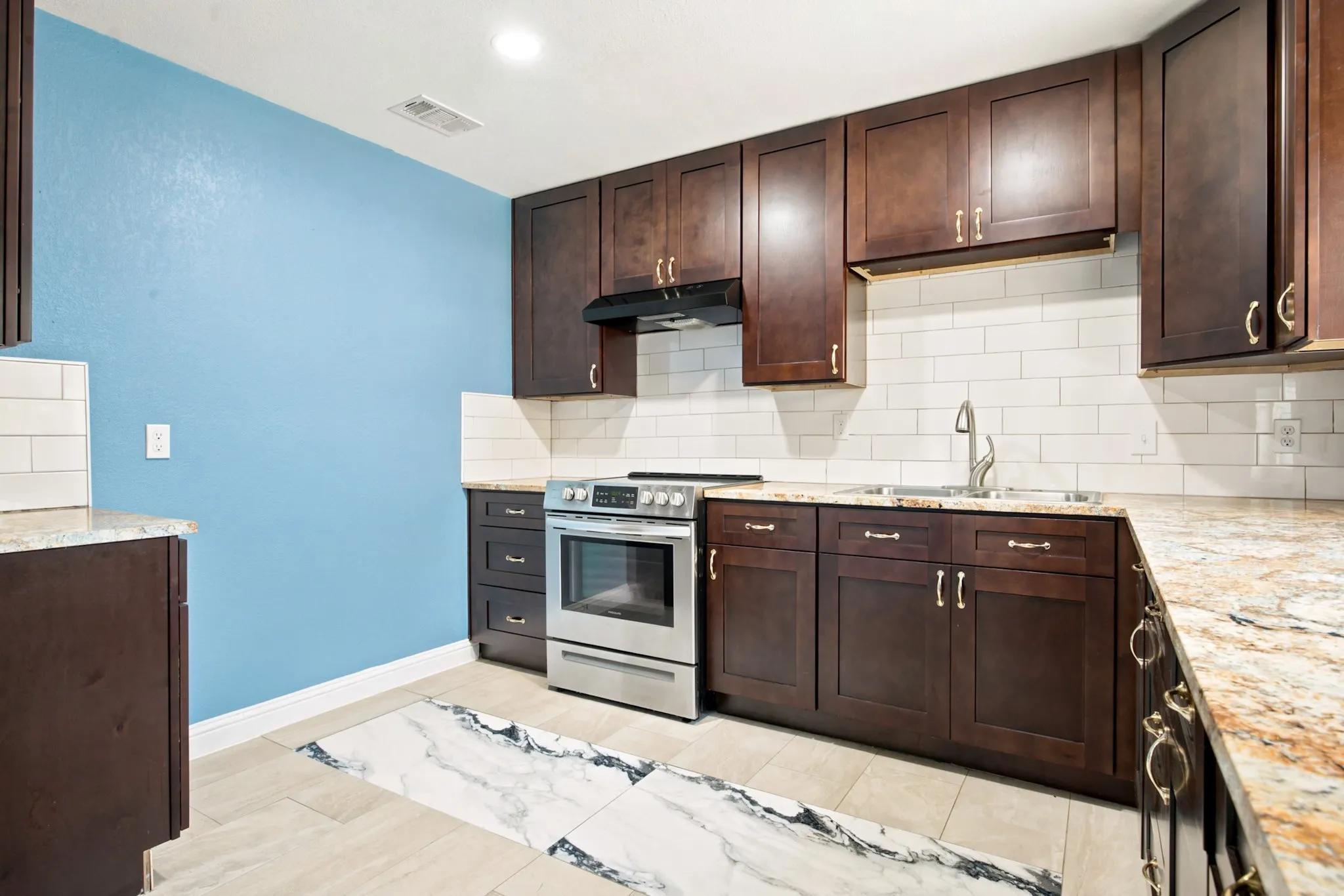 Single Family Residence For Rent in Dallas County , 2016 Knollwood Lane, Carrollton, Texas 75006, 5 Bedroom, 4 Bathroom, 2 Garage spaces, 2,818 Sqft, built in 1969, Price $3,495, mls#21307366, Real Estate Agent in Carrollton, Homes For Rent in Dallas county, Homes For Rent in Carrollton, Realtor in Carrollton Texas, Real Estate Brokerage Independent Realty Texas, Luminita Cordes Realtor