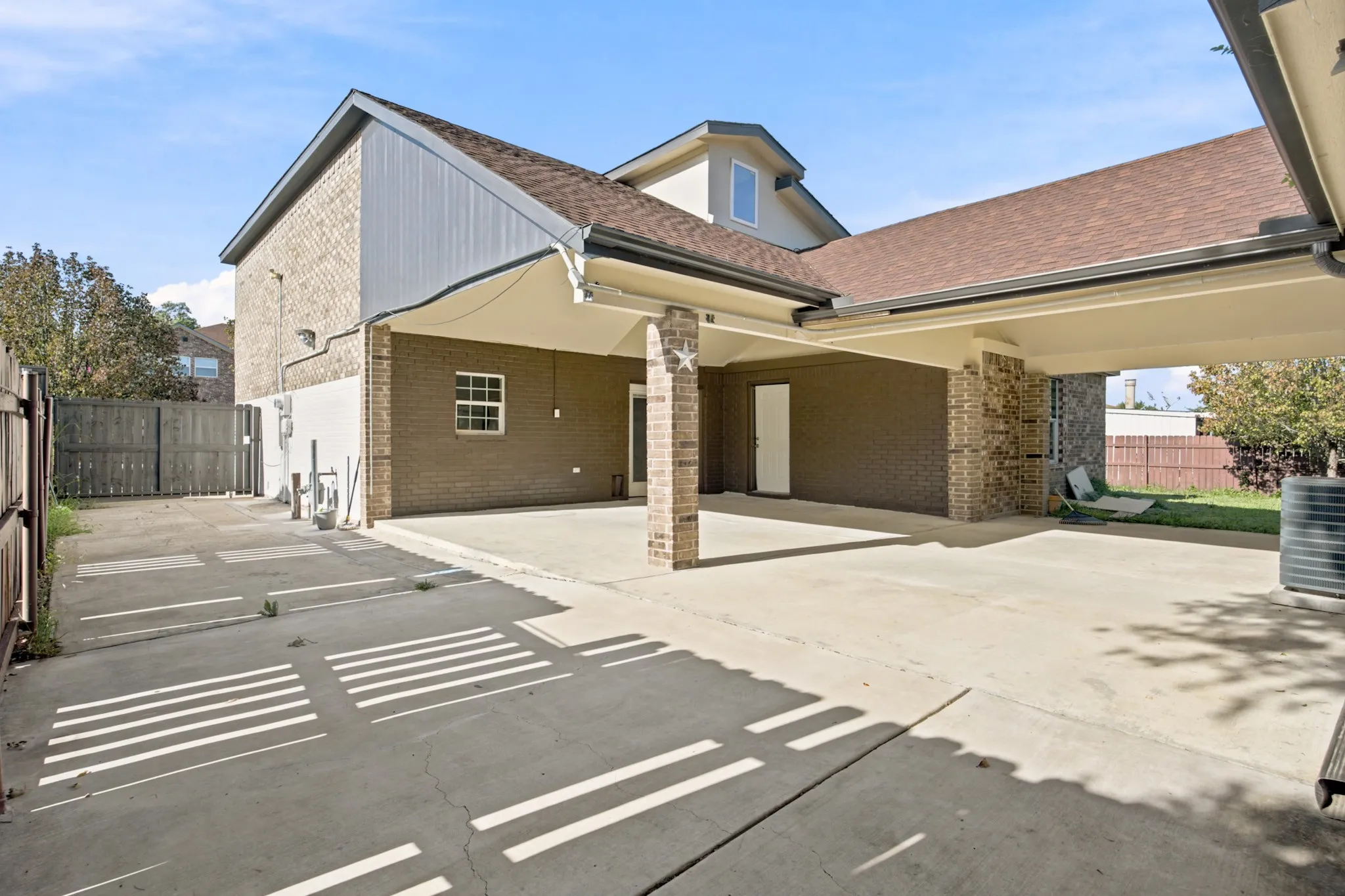 Single Family Residence For Rent in Dallas County , 2016 Knollwood Lane, Carrollton, Texas 75006, 5 Bedroom, 4 Bathroom, 2 Garage spaces, 2,818 Sqft, built in 1969, Price $3,495, mls#21307366, Real Estate Agent in Carrollton, Homes For Rent in Dallas county, Homes For Rent in Carrollton, Realtor in Carrollton Texas, Real Estate Brokerage Independent Realty Texas, Luminita Cordes Realtor