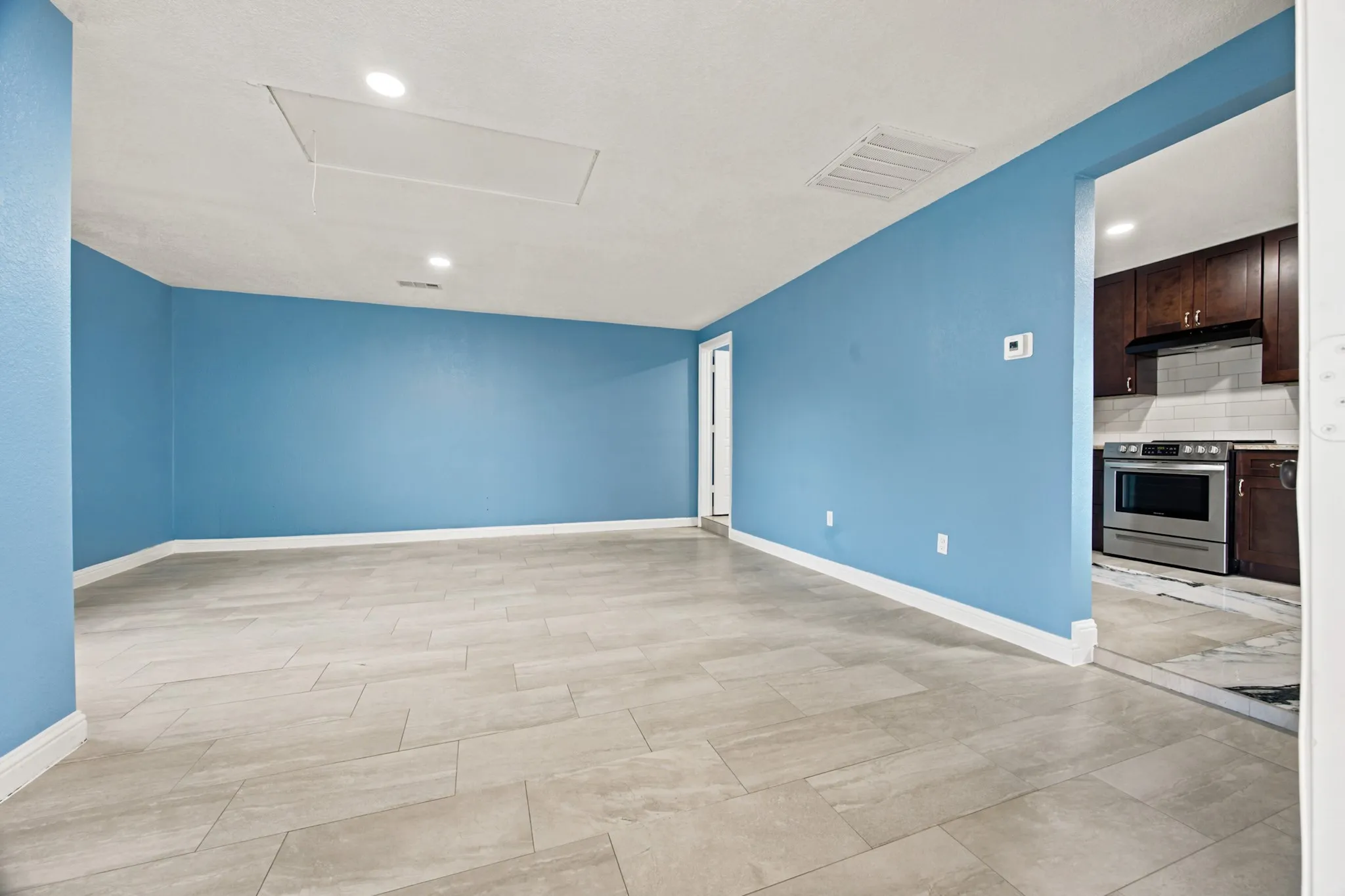 Single Family Residence For Rent in Dallas County , 2016 Knollwood Lane, Carrollton, Texas 75006, 5 Bedroom, 4 Bathroom, 2 Garage spaces, 2,818 Sqft, built in 1969, Price $3,495, mls#21307366, Real Estate Agent in Carrollton, Homes For Rent in Dallas county, Homes For Rent in Carrollton, Realtor in Carrollton Texas, Real Estate Brokerage Independent Realty Texas, Luminita Cordes Realtor