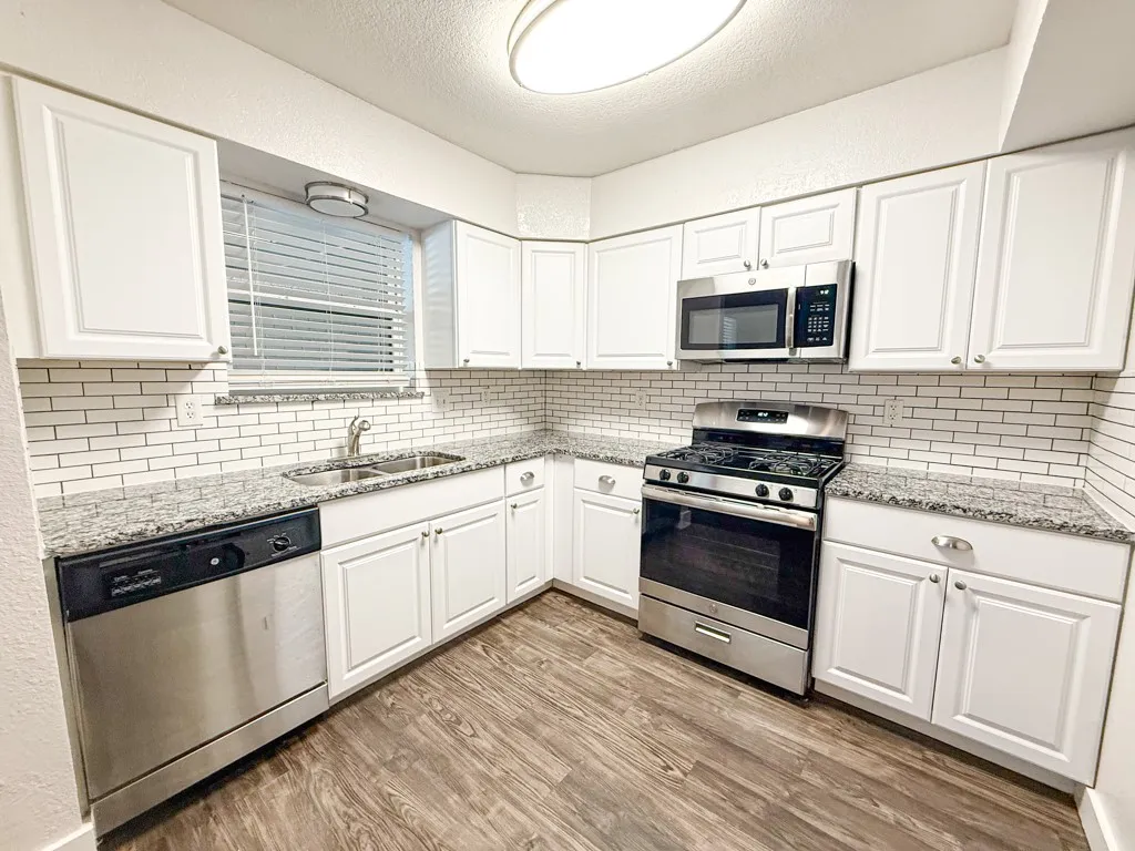 Apartment For Rent in Tarrant County , 5928 Fletcher Avenue 24, Fort Worth, Texas 76107, 1 Bedroom, 1 Bathroom, Garage spaces, 675 Sqft, built in 1965, mls#21307376, Real Estate Agent in Fort Worth, Homes For Rent in Tarrant county, Homes For Rent in Fort Worth, Realtor in Fort Worth Texas, Real Estate Brokerage Independent Realty Texas, Luminita Cordes Realtor