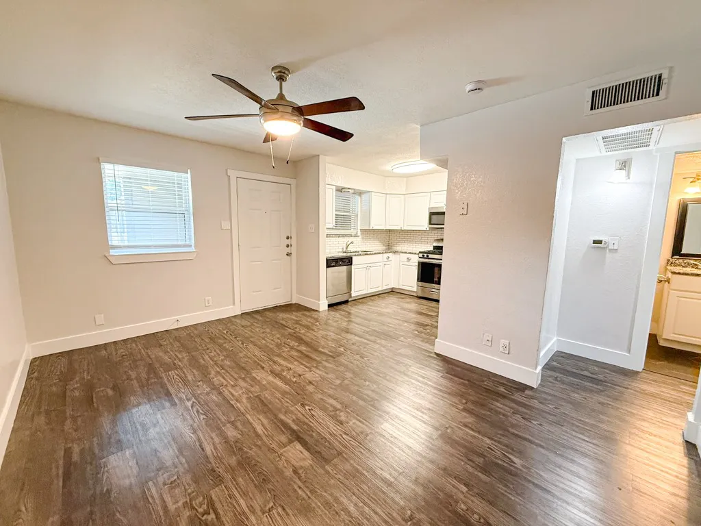 Apartment For Rent in Tarrant County , 5928 Fletcher Avenue 24, Fort Worth, Texas 76107, 1 Bedroom, 1 Bathroom, Garage spaces, 675 Sqft, built in 1965, mls#21307376, Real Estate Agent in Fort Worth, Homes For Rent in Tarrant county, Homes For Rent in Fort Worth, Realtor in Fort Worth Texas, Real Estate Brokerage Independent Realty Texas, Luminita Cordes Realtor
