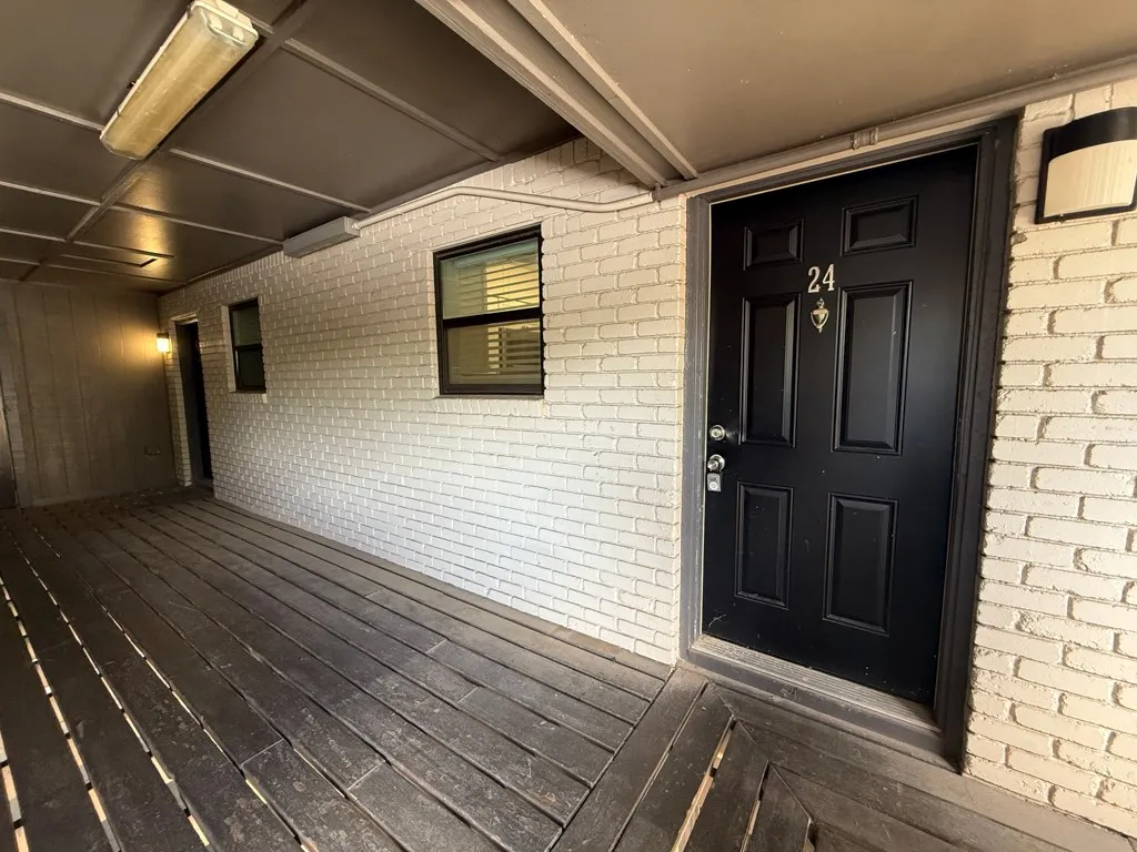 Apartment For Rent in Tarrant County , 5928 Fletcher Avenue 24, Fort Worth, Texas 76107, 1 Bedroom, 1 Bathroom, Garage spaces, 675 Sqft, built in 1965, mls#21307376, Real Estate Agent in Fort Worth, Homes For Rent in Tarrant county, Homes For Rent in Fort Worth, Realtor in Fort Worth Texas, Real Estate Brokerage Independent Realty Texas, Luminita Cordes Realtor