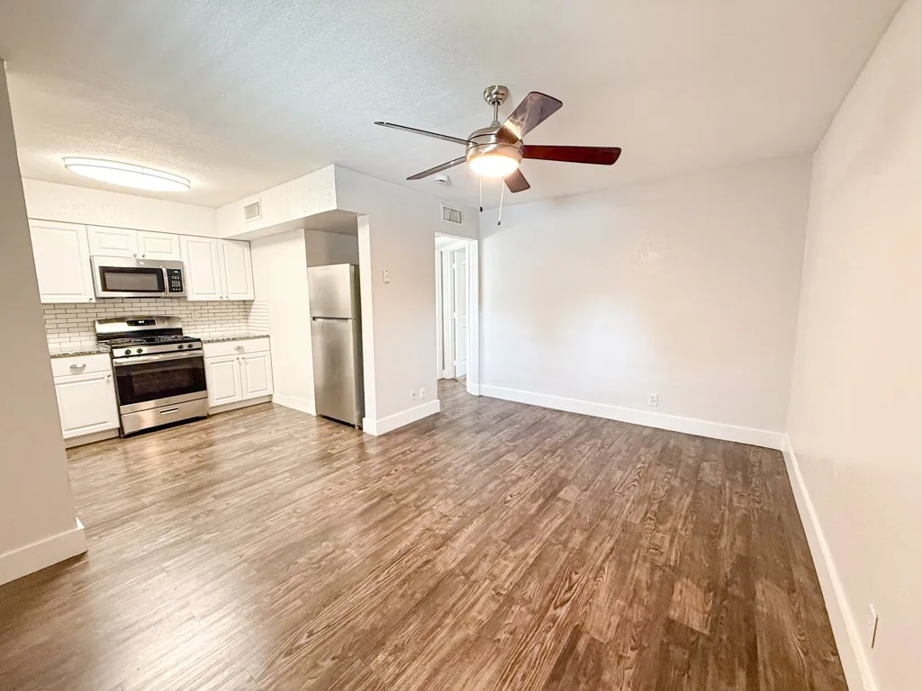 Apartment For Rent in Tarrant County , 5928 Fletcher Avenue 24, Fort Worth, Texas 76107, 1 Bedroom, 1 Bathroom, Garage spaces, 675 Sqft, built in 1965, mls#21307376, Real Estate Agent in Fort Worth, Homes For Rent in Tarrant county, Homes For Rent in Fort Worth, Realtor in Fort Worth Texas, Real Estate Brokerage Independent Realty Texas, Luminita Cordes Realtor