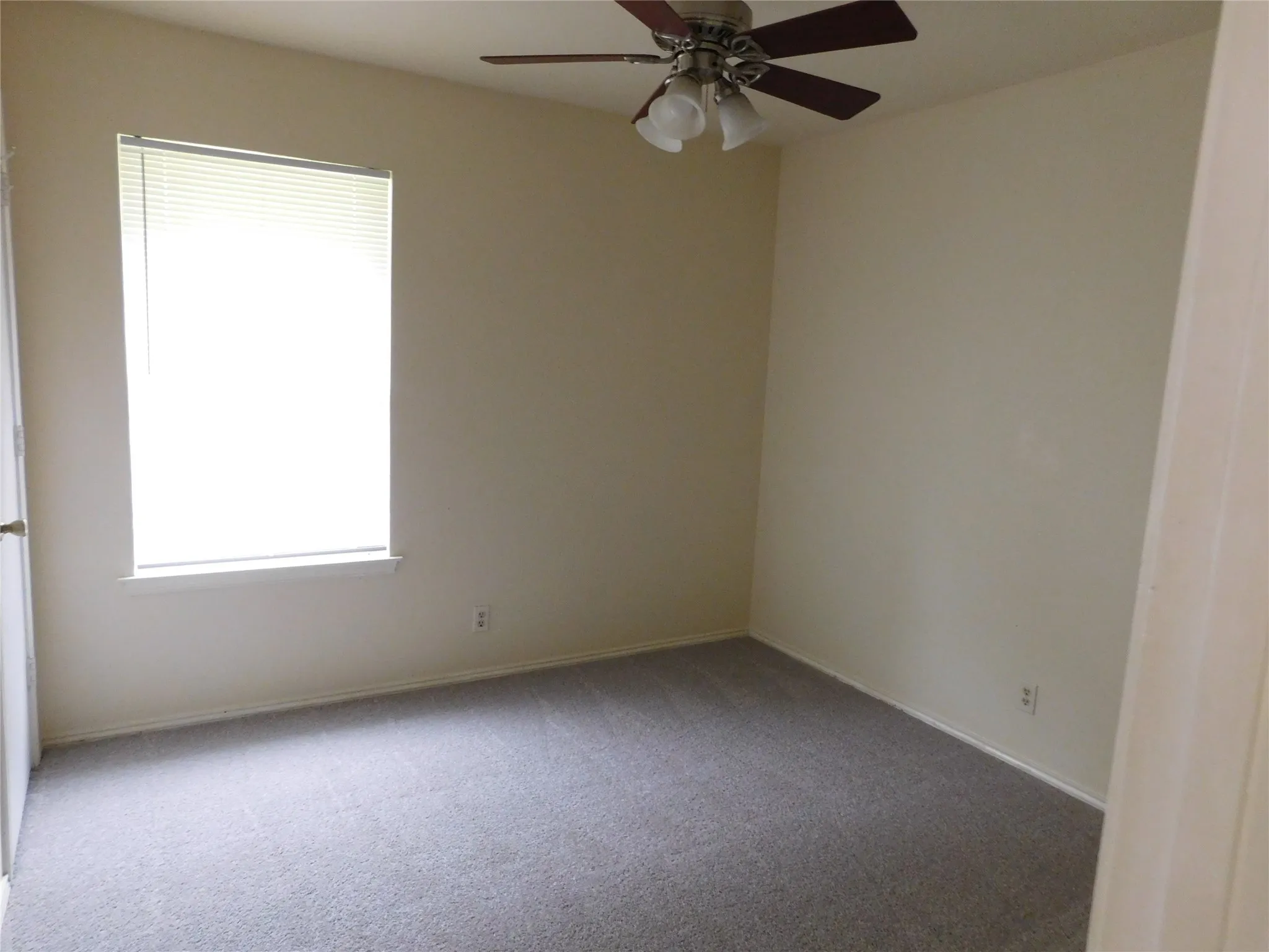 Single Family Residence For Sale in Denton County , 304 Joshua Street, Denton, Texas 76209, 3 Bedroom, 2 Bathroom, 1 Garage spaces, 1,054 Sqft, built in 1985, mls#21298772, Real Estate Agent in Denton, Homes For Sale in Denton county, Homes For Sale in Denton, Realtor in Denton Texas, Real Estate Brokerage Independent Realty Texas, Luminita Cordes Realtor