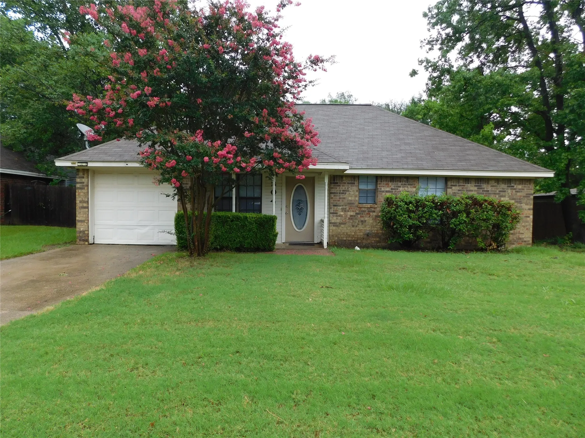 Single Family Residence For Sale in Denton County , 304 Joshua Street, Denton, Texas 76209, 3 Bedroom, 2 Bathroom, 1 Garage spaces, 1,054 Sqft, built in 1985, mls#21298772, Real Estate Agent in Denton, Homes For Sale in Denton county, Homes For Sale in Denton, Realtor in Denton Texas, Real Estate Brokerage Independent Realty Texas, Luminita Cordes Realtor