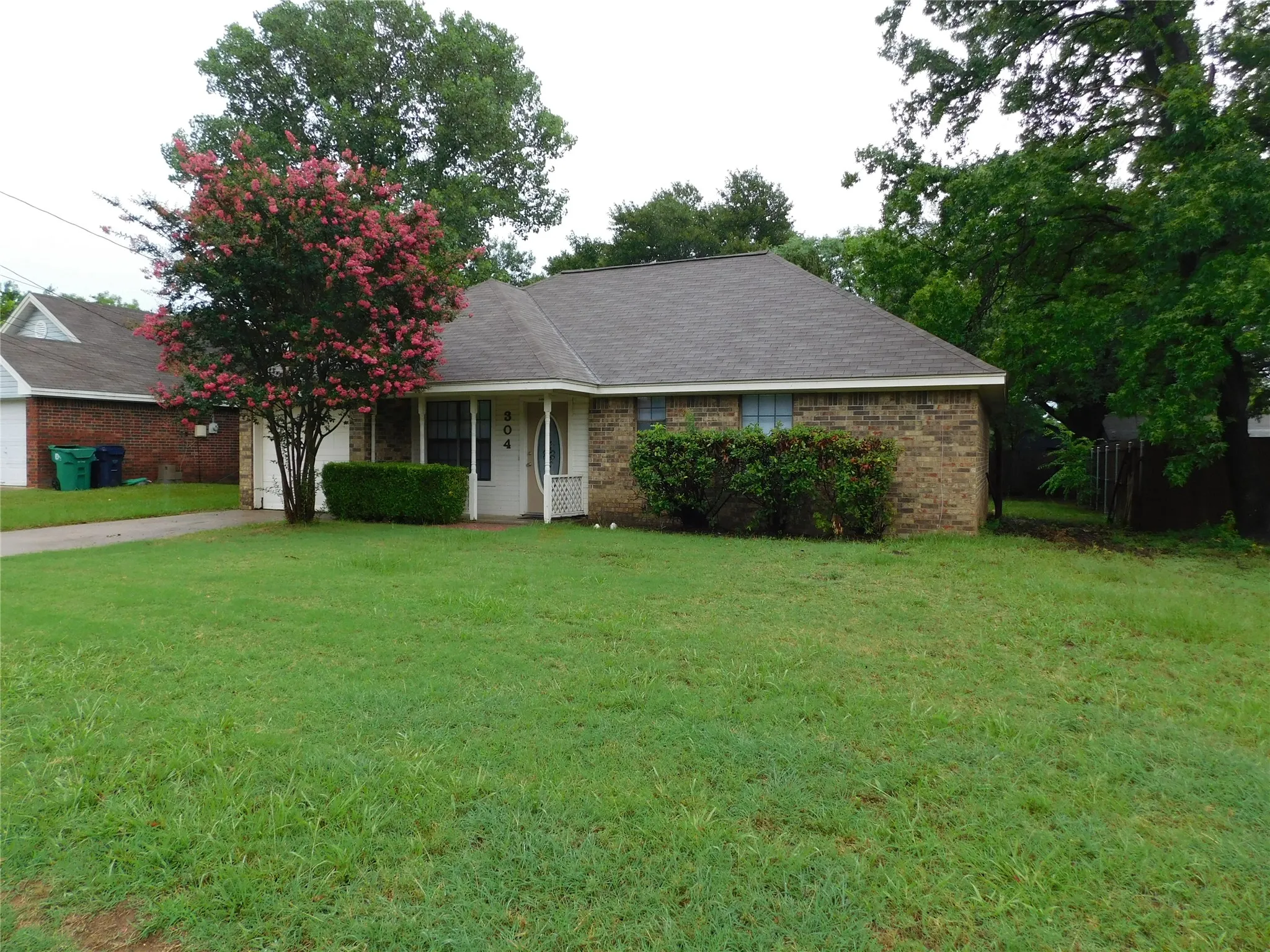 Single Family Residence For Sale in Denton County , 304 Joshua Street, Denton, Texas 76209, 3 Bedroom, 2 Bathroom, 1 Garage spaces, 1,054 Sqft, built in 1985, mls#21298772, Real Estate Agent in Denton, Homes For Sale in Denton county, Homes For Sale in Denton, Realtor in Denton Texas, Real Estate Brokerage Independent Realty Texas, Luminita Cordes Realtor