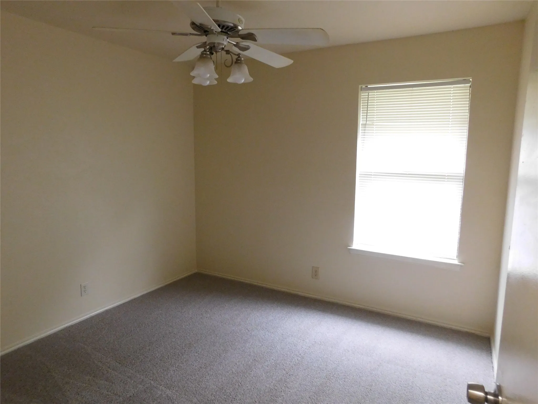 Single Family Residence For Sale in Denton County , 304 Joshua Street, Denton, Texas 76209, 3 Bedroom, 2 Bathroom, 1 Garage spaces, 1,054 Sqft, built in 1985, mls#21298772, Real Estate Agent in Denton, Homes For Sale in Denton county, Homes For Sale in Denton, Realtor in Denton Texas, Real Estate Brokerage Independent Realty Texas, Luminita Cordes Realtor
