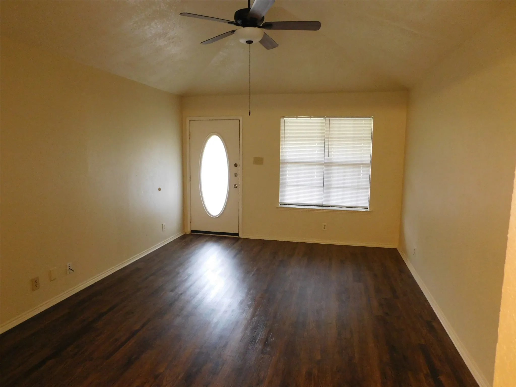 Single Family Residence For Sale in Denton County , 304 Joshua Street, Denton, Texas 76209, 3 Bedroom, 2 Bathroom, 1 Garage spaces, 1,054 Sqft, built in 1985, mls#21298772, Real Estate Agent in Denton, Homes For Sale in Denton county, Homes For Sale in Denton, Realtor in Denton Texas, Real Estate Brokerage Independent Realty Texas, Luminita Cordes Realtor