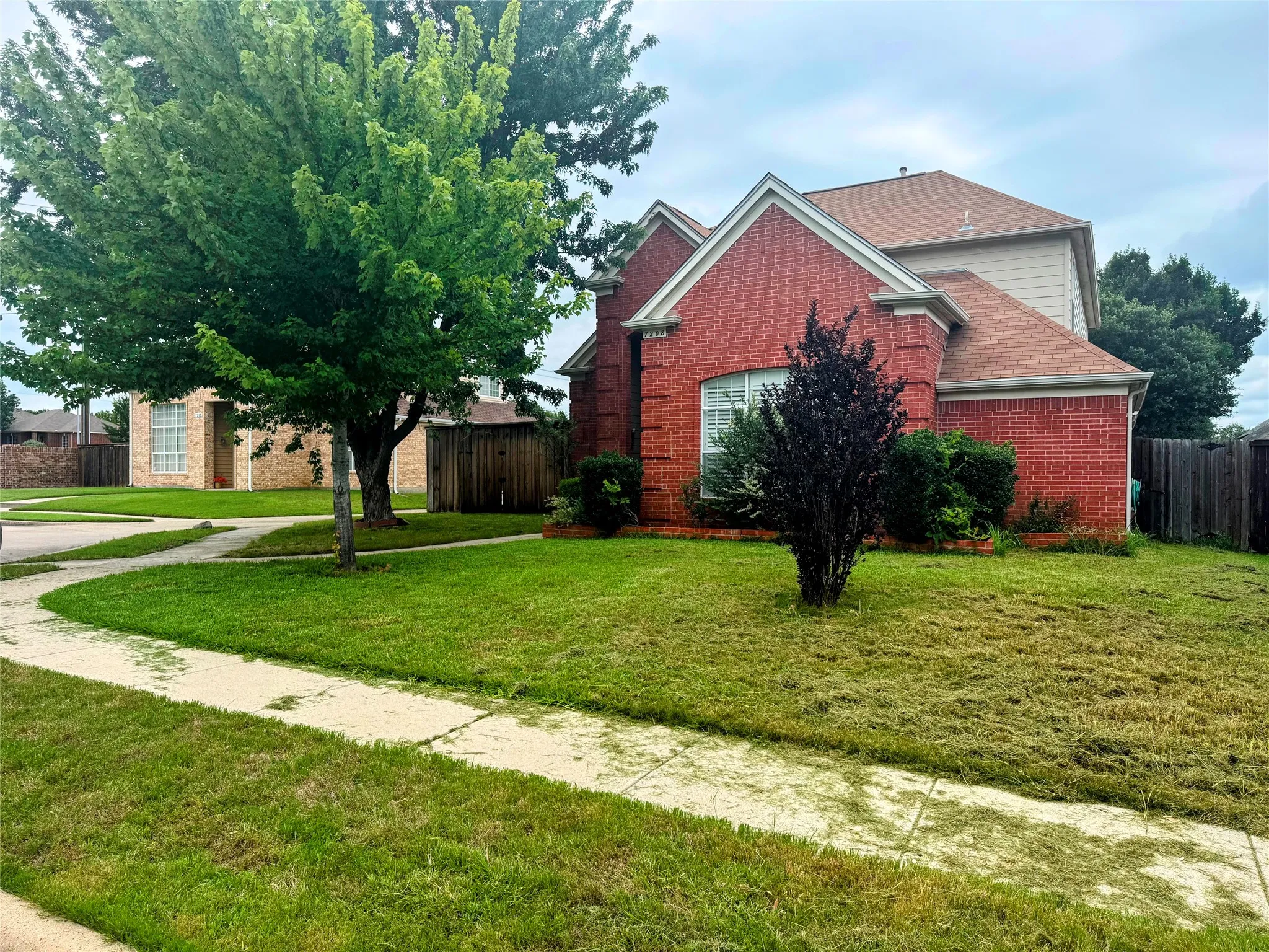 Single Family Residence For Sale in Collin County , 7208 Chateau Drive, Frisco, Texas 75035, 3 Bedroom, 3 Bathroom, 2 Garage spaces, 1,792 Sqft, built in 1995, mls#21307384, Real Estate Agent in Frisco, Homes For Sale in Collin county, Homes For Sale in Frisco, Realtor in Frisco Texas, Real Estate Brokerage Independent Realty Texas, Luminita Cordes Realtor