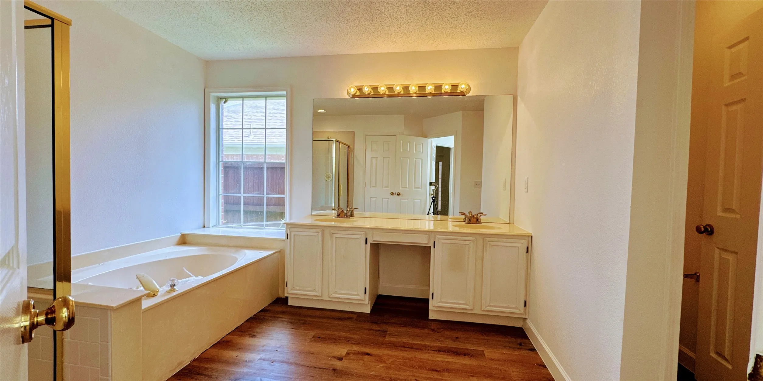 Single Family Residence For Sale in Collin County , 7208 Chateau Drive, Frisco, Texas 75035, 3 Bedroom, 3 Bathroom, 2 Garage spaces, 1,792 Sqft, built in 1995, mls#21307384, Real Estate Agent in Frisco, Homes For Sale in Collin county, Homes For Sale in Frisco, Realtor in Frisco Texas, Real Estate Brokerage Independent Realty Texas, Luminita Cordes Realtor