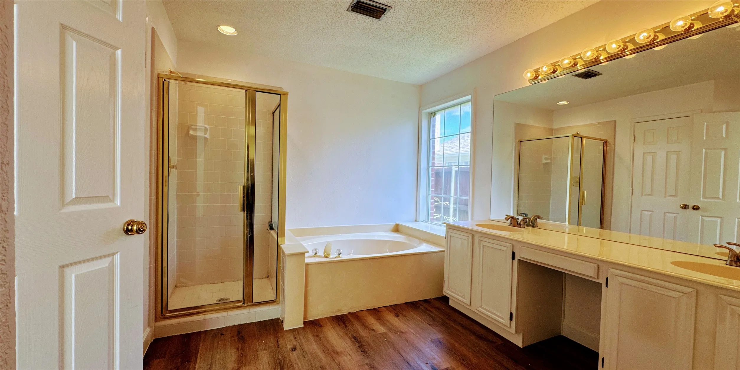 Single Family Residence For Sale in Collin County , 7208 Chateau Drive, Frisco, Texas 75035, 3 Bedroom, 3 Bathroom, 2 Garage spaces, 1,792 Sqft, built in 1995, mls#21307384, Real Estate Agent in Frisco, Homes For Sale in Collin county, Homes For Sale in Frisco, Realtor in Frisco Texas, Real Estate Brokerage Independent Realty Texas, Luminita Cordes Realtor