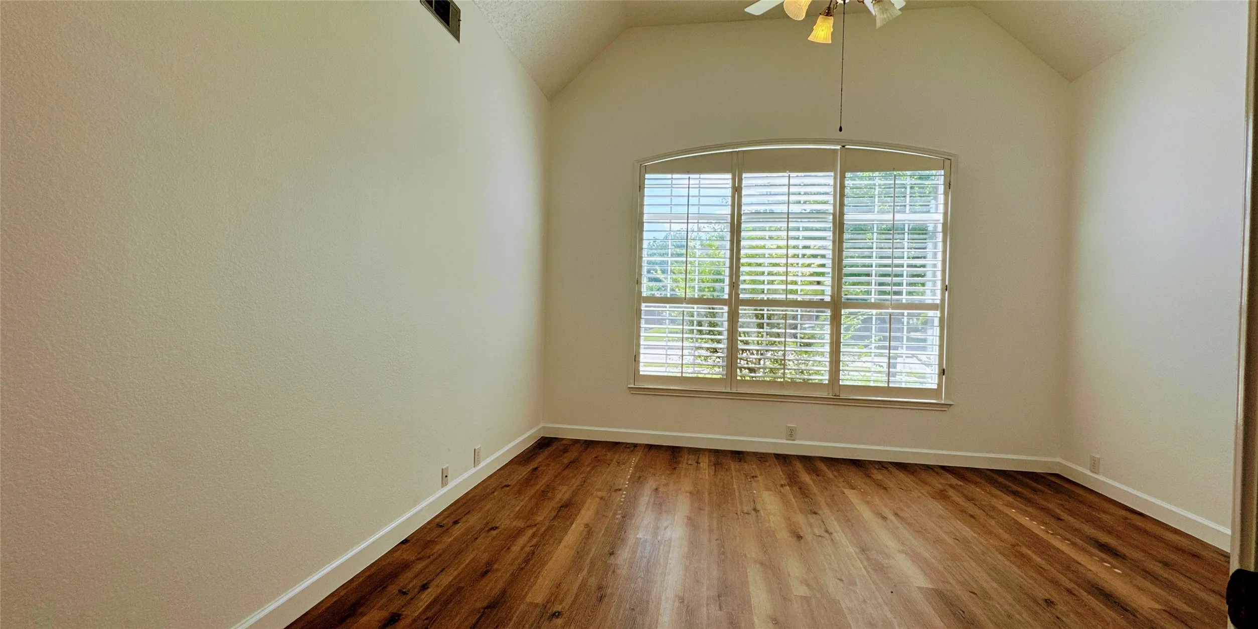 Single Family Residence For Sale in Collin County , 7208 Chateau Drive, Frisco, Texas 75035, 3 Bedroom, 3 Bathroom, 2 Garage spaces, 1,792 Sqft, built in 1995, mls#21307384, Real Estate Agent in Frisco, Homes For Sale in Collin county, Homes For Sale in Frisco, Realtor in Frisco Texas, Real Estate Brokerage Independent Realty Texas, Luminita Cordes Realtor