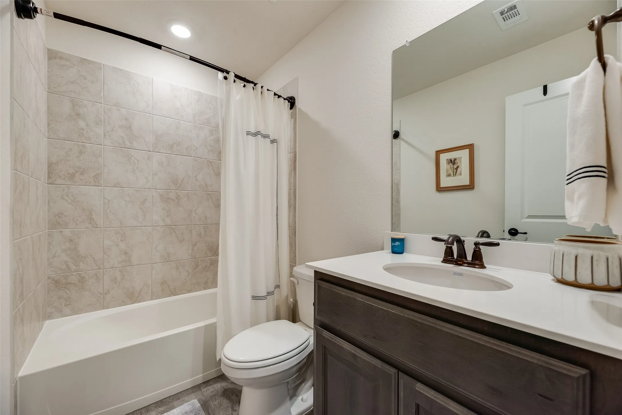 Ensuite bath for bedroom #4
