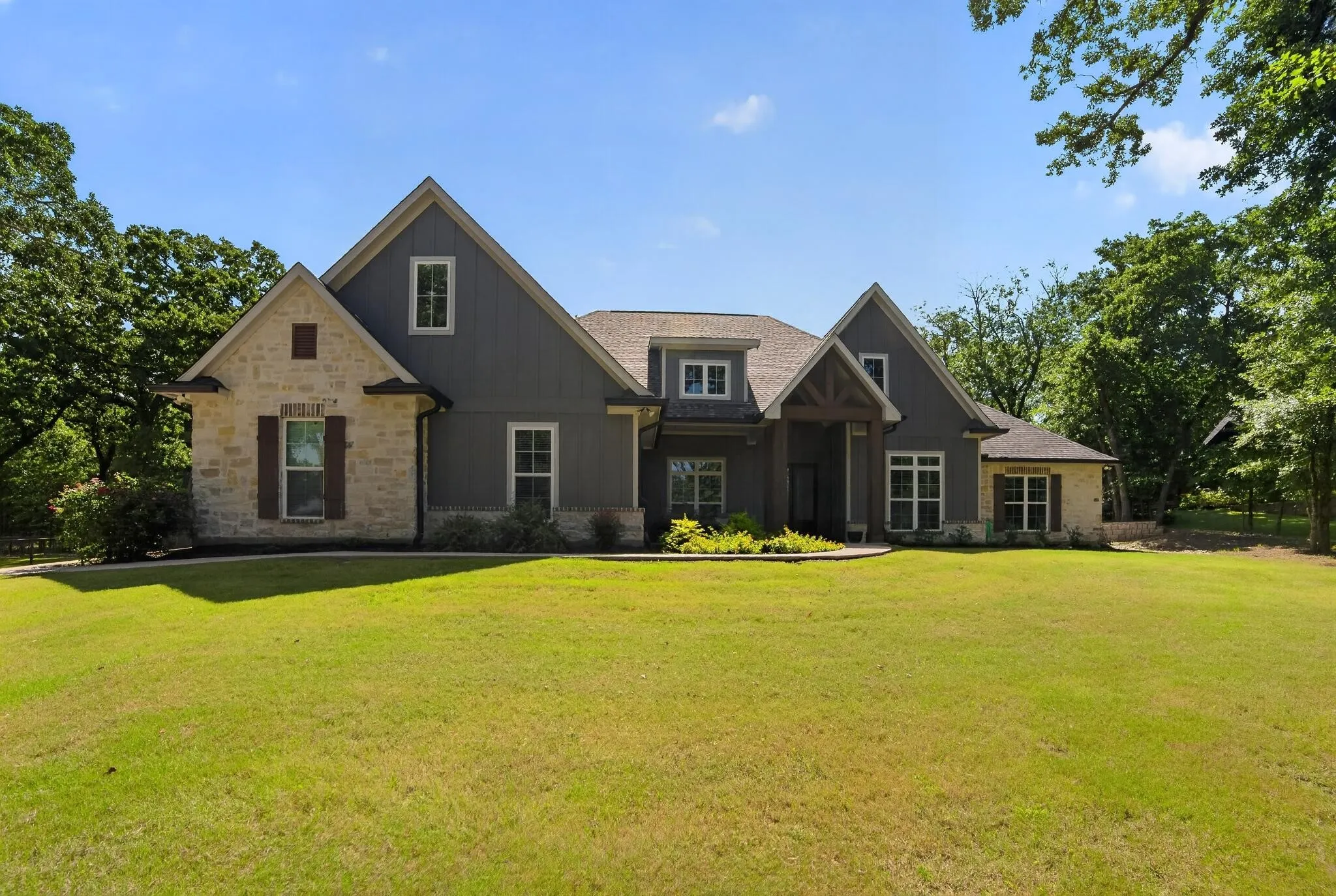 Single Family Residence For Sale in Kaufman County , 125 Oakbend Trail, Mabank, Texas 75147, 4 Bedroom, 3 Bathroom, 3 Garage spaces, 2,857 Sqft, built in 2022, mls#21307355, Real Estate Agent in Mabank, Homes For Sale in Kaufman county, Homes For Sale in Mabank, Realtor in Mabank Texas, Real Estate Brokerage Independent Realty Texas, Luminita Cordes Realtor