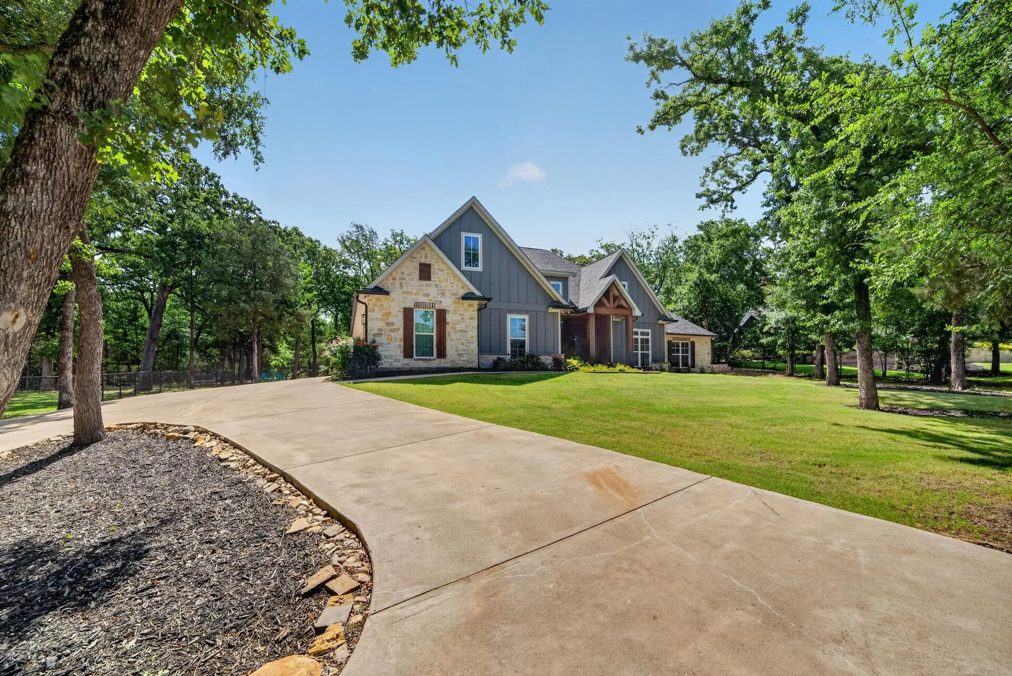 Single Family Residence For Sale in Kaufman County , 125 Oakbend Trail, Mabank, Texas 75147, 4 Bedroom, 3 Bathroom, 3 Garage spaces, 2,857 Sqft, built in 2022, mls#21307355, Real Estate Agent in Mabank, Homes For Sale in Kaufman county, Homes For Sale in Mabank, Realtor in Mabank Texas, Real Estate Brokerage Independent Realty Texas, Luminita Cordes Realtor