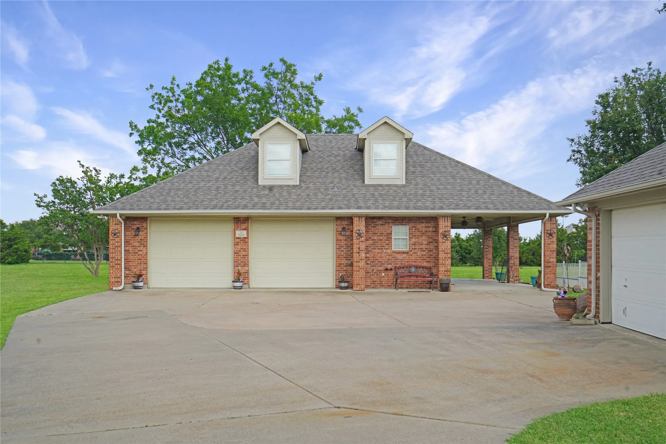 Single Family Residence For Sale in Rockwall County , 2152 Chisholm Trail, Rockwall, Texas 75032, 4 Bedroom, 3 Bathroom, 4 Garage spaces, 3,165 Sqft, built in 1996, mls#21303540, Real Estate Agent in Rockwall, Homes For Sale in Rockwall county, Homes For Sale in Rockwall, Realtor in Rockwall Texas, Real Estate Brokerage Independent Realty Texas, Luminita Cordes Realtor