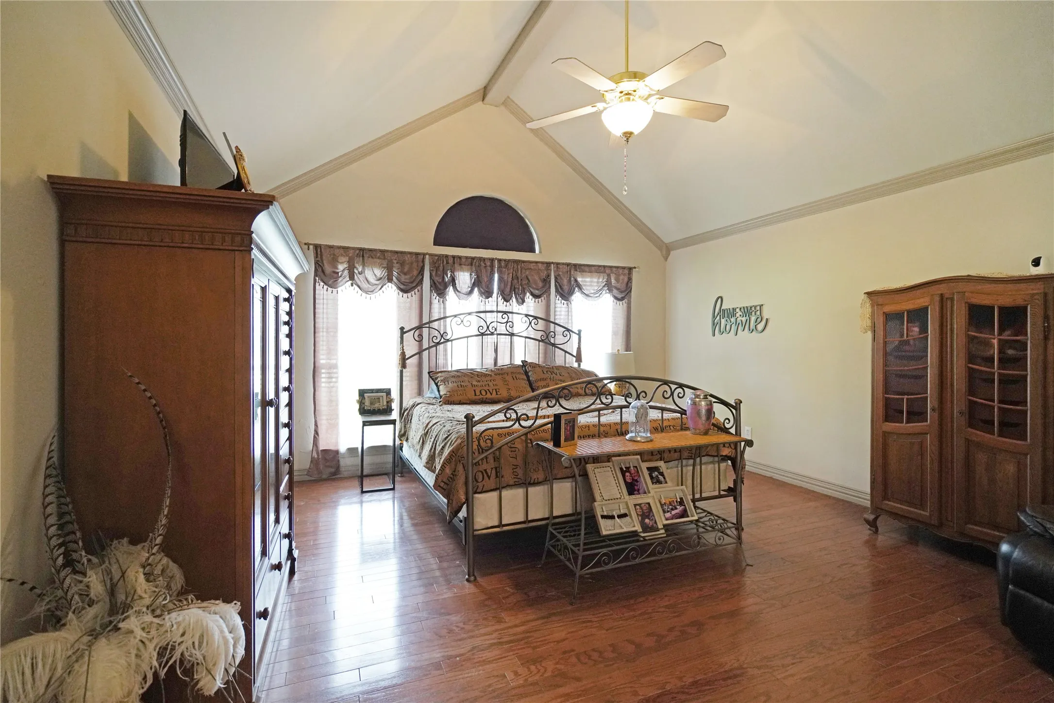 Vaulted ceiling with a ceiling fan light fixture