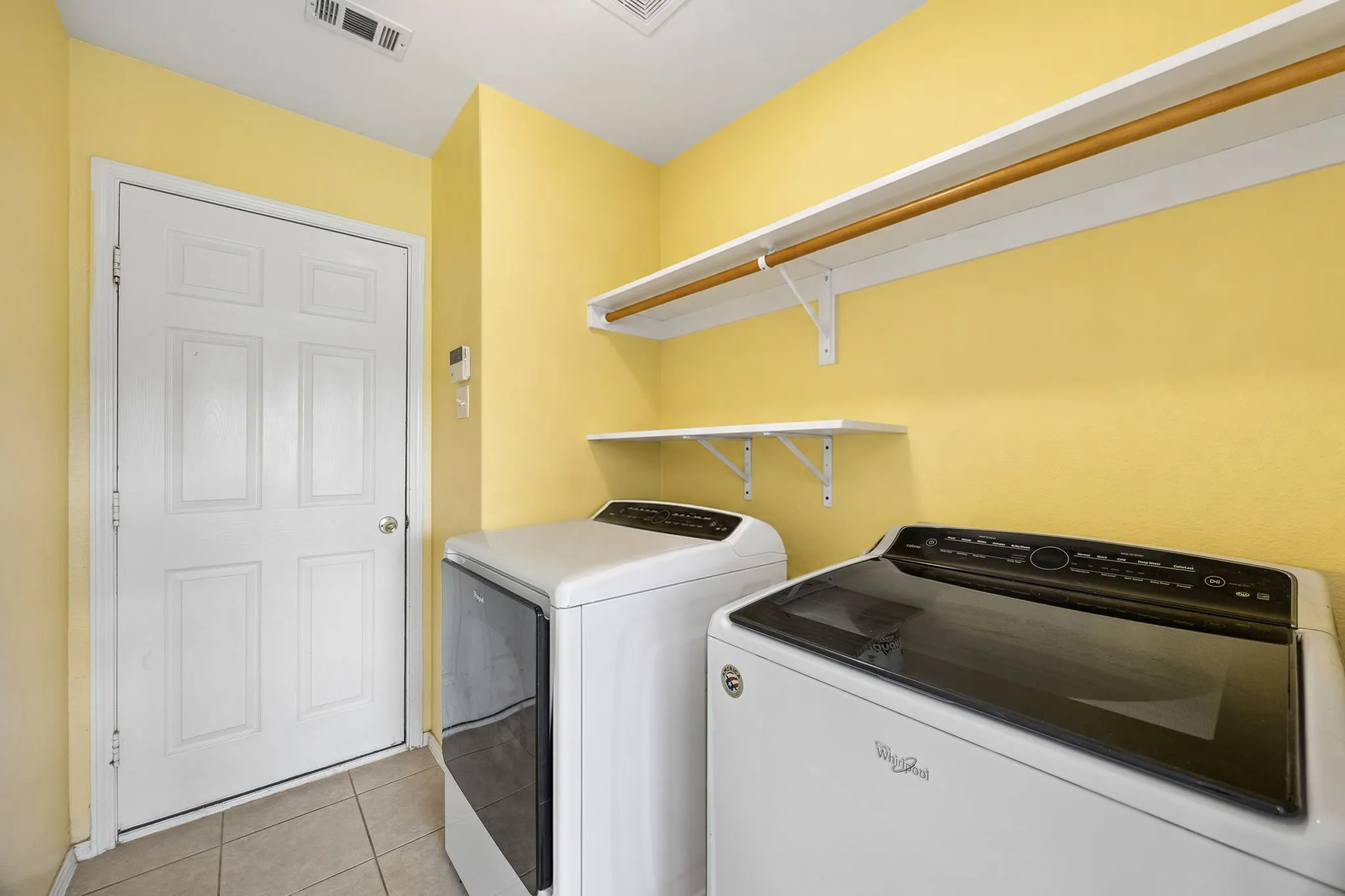 Single Family Residence For Sale in Ellis County , 1730 Windswept Drive, Midlothian, Texas 76065, 3 Bedroom, 2 Bathroom, 2 Garage spaces, 1,746 Sqft, built in 2004, mls#21300177, Real Estate Agent in Midlothian, Homes For Sale in Ellis county, Homes For Sale in Midlothian, Realtor in Midlothian Texas, Real Estate Brokerage Independent Realty Texas, Luminita Cordes Realtor