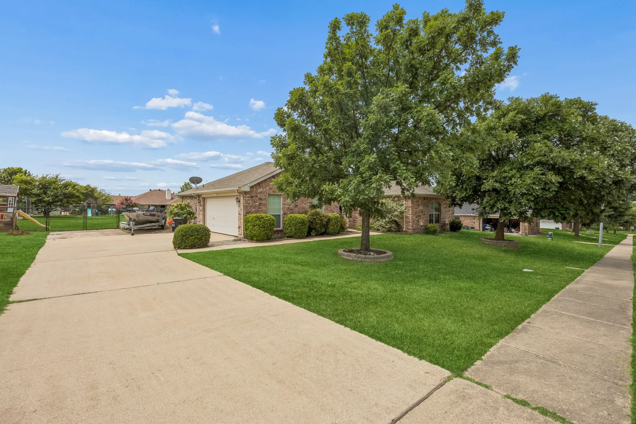 Single Family Residence For Sale in Ellis County , 1730 Windswept Drive, Midlothian, Texas 76065, 3 Bedroom, 2 Bathroom, 2 Garage spaces, 1,746 Sqft, built in 2004, mls#21300177, Real Estate Agent in Midlothian, Homes For Sale in Ellis county, Homes For Sale in Midlothian, Realtor in Midlothian Texas, Real Estate Brokerage Independent Realty Texas, Luminita Cordes Realtor