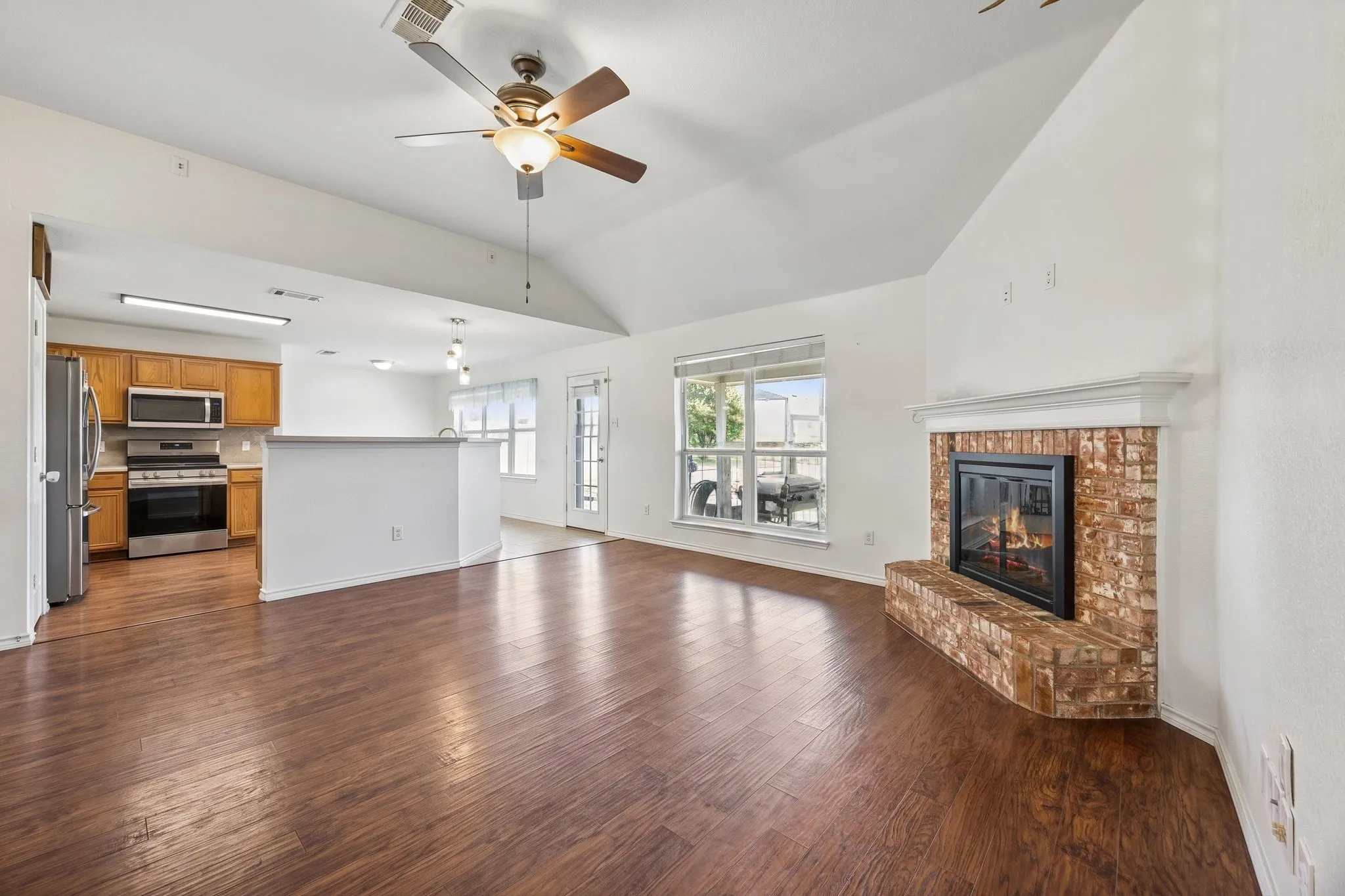 Single Family Residence For Sale in Ellis County , 1730 Windswept Drive, Midlothian, Texas 76065, 3 Bedroom, 2 Bathroom, 2 Garage spaces, 1,746 Sqft, built in 2004, mls#21300177, Real Estate Agent in Midlothian, Homes For Sale in Ellis county, Homes For Sale in Midlothian, Realtor in Midlothian Texas, Real Estate Brokerage Independent Realty Texas, Luminita Cordes Realtor