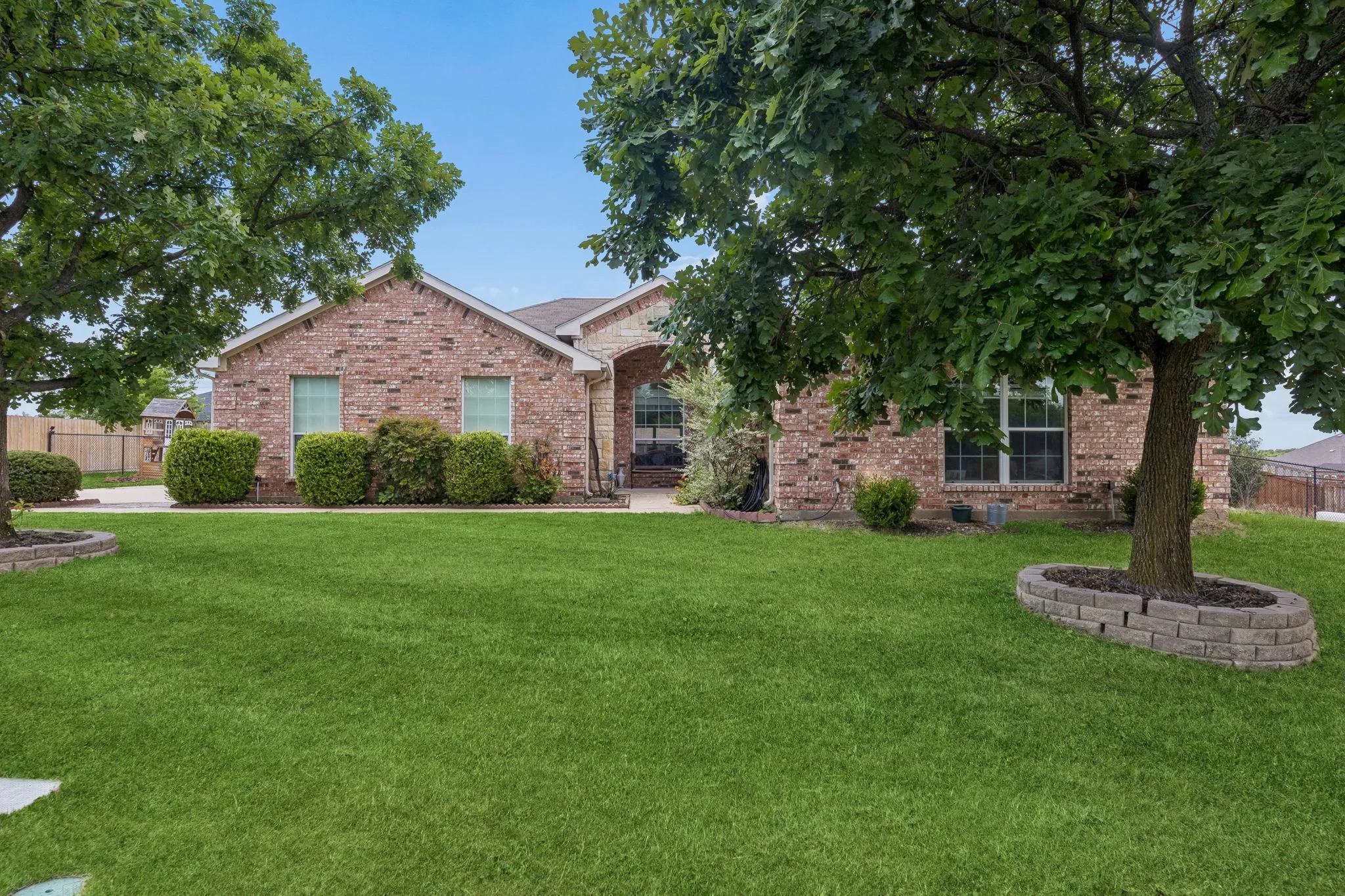 Single Family Residence For Sale in Ellis County , 1730 Windswept Drive, Midlothian, Texas 76065, 3 Bedroom, 2 Bathroom, 2 Garage spaces, 1,746 Sqft, built in 2004, mls#21300177, Real Estate Agent in Midlothian, Homes For Sale in Ellis county, Homes For Sale in Midlothian, Realtor in Midlothian Texas, Real Estate Brokerage Independent Realty Texas, Luminita Cordes Realtor