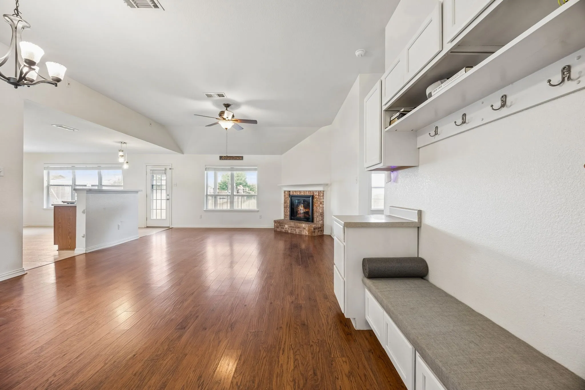 Single Family Residence For Sale in Ellis County , 1730 Windswept Drive, Midlothian, Texas 76065, 3 Bedroom, 2 Bathroom, 2 Garage spaces, 1,746 Sqft, built in 2004, mls#21300177, Real Estate Agent in Midlothian, Homes For Sale in Ellis county, Homes For Sale in Midlothian, Realtor in Midlothian Texas, Real Estate Brokerage Independent Realty Texas, Luminita Cordes Realtor