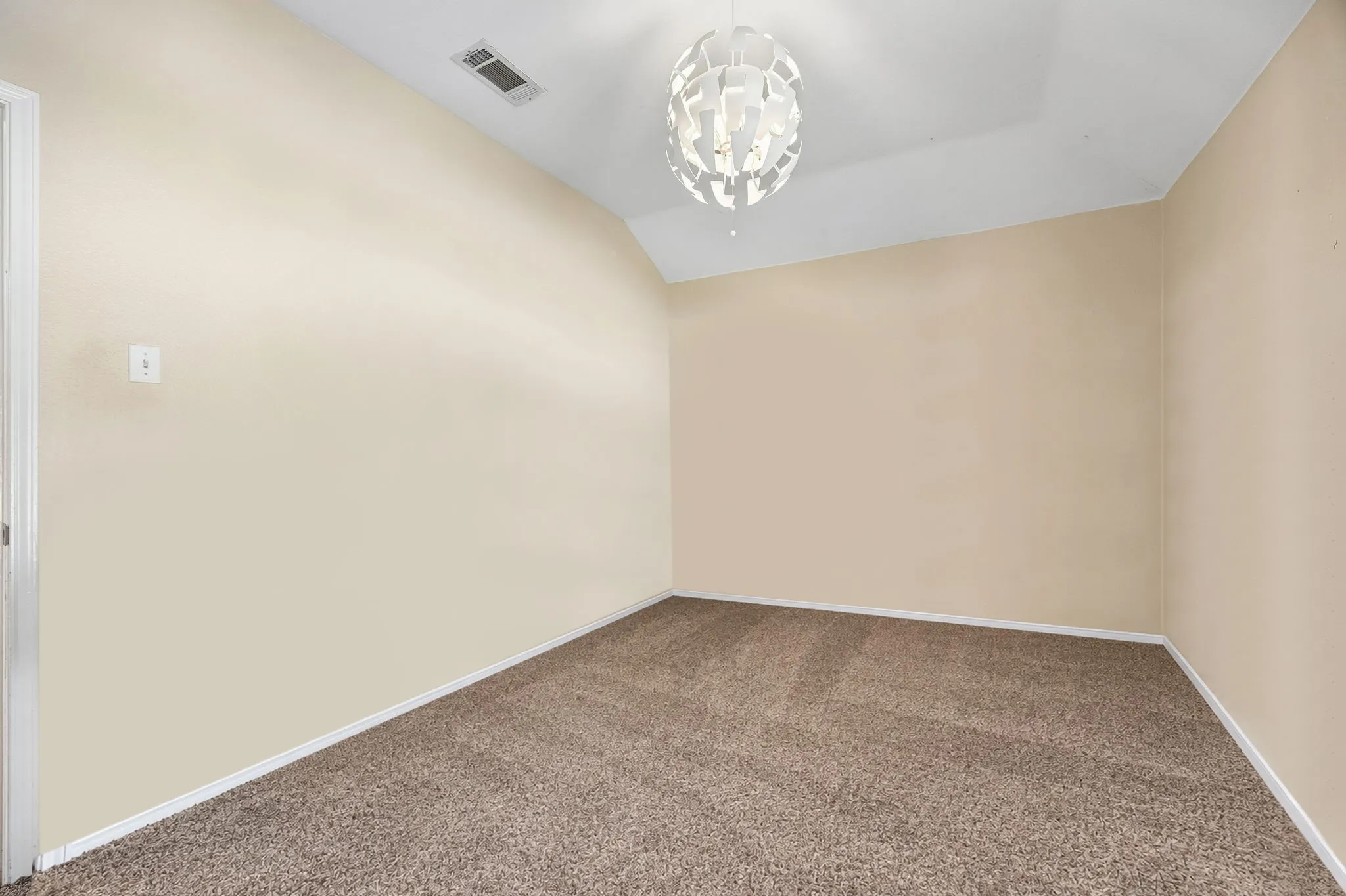 Single Family Residence For Sale in Ellis County , 1730 Windswept Drive, Midlothian, Texas 76065, 3 Bedroom, 2 Bathroom, 2 Garage spaces, 1,746 Sqft, built in 2004, mls#21300177, Real Estate Agent in Midlothian, Homes For Sale in Ellis county, Homes For Sale in Midlothian, Realtor in Midlothian Texas, Real Estate Brokerage Independent Realty Texas, Luminita Cordes Realtor
