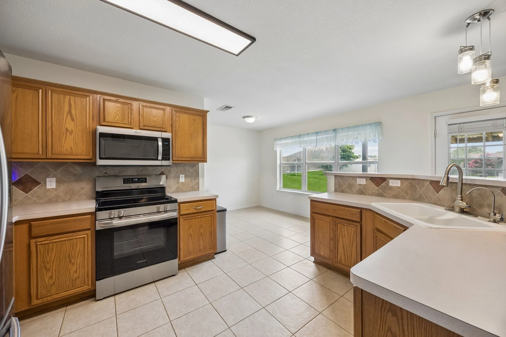 Single Family Residence For Sale in Ellis County , 1730 Windswept Drive, Midlothian, Texas 76065, 3 Bedroom, 2 Bathroom, 2 Garage spaces, 1,746 Sqft, built in 2004, mls#21300177, Real Estate Agent in Midlothian, Homes For Sale in Ellis county, Homes For Sale in Midlothian, Realtor in Midlothian Texas, Real Estate Brokerage Independent Realty Texas, Luminita Cordes Realtor