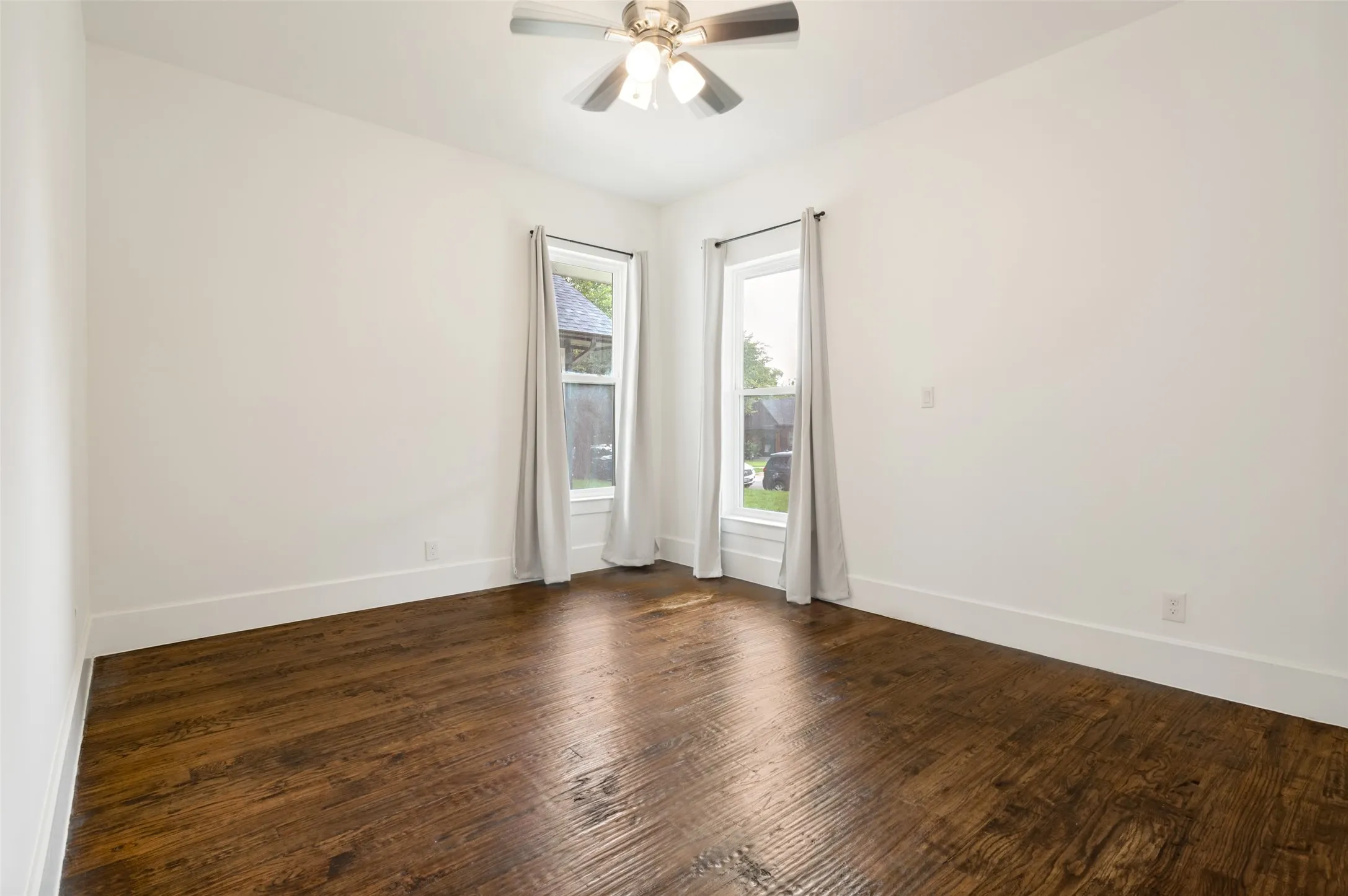 Single Family Residence For Sale in Dallas County , 916 S Montreal Avenue, Dallas, Texas 75208, 3 Bedroom, 2 Bathroom, Garage spaces, 1,664 Sqft, built in 1920, mls#21306513, Real Estate Agent in Dallas, Homes For Sale in Dallas county, Homes For Sale in Dallas, Realtor in Dallas Texas, Real Estate Brokerage Independent Realty Texas, Luminita Cordes Realtor