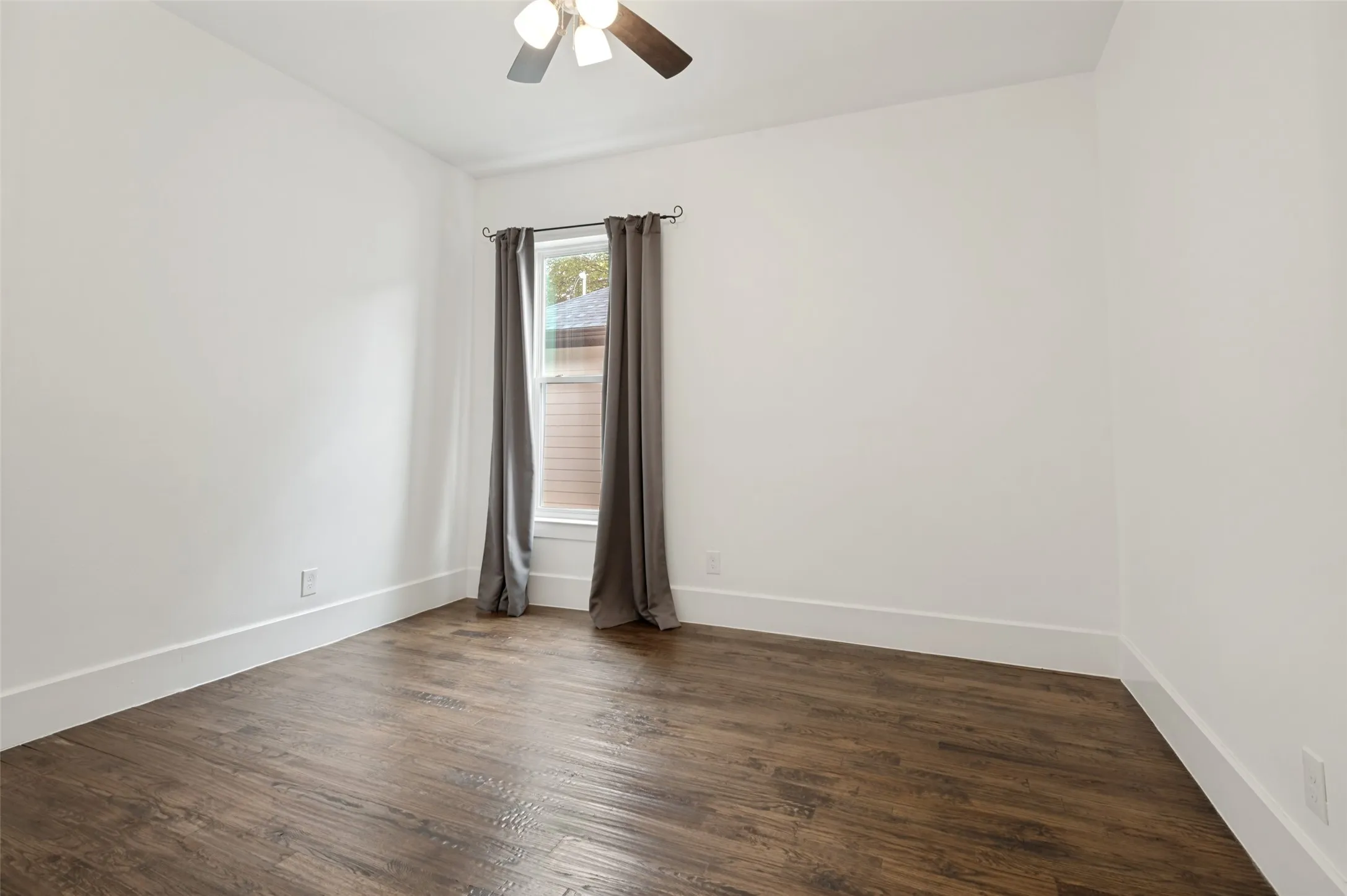 Single Family Residence For Sale in Dallas County , 916 S Montreal Avenue, Dallas, Texas 75208, 3 Bedroom, 2 Bathroom, Garage spaces, 1,664 Sqft, built in 1920, mls#21306513, Real Estate Agent in Dallas, Homes For Sale in Dallas county, Homes For Sale in Dallas, Realtor in Dallas Texas, Real Estate Brokerage Independent Realty Texas, Luminita Cordes Realtor