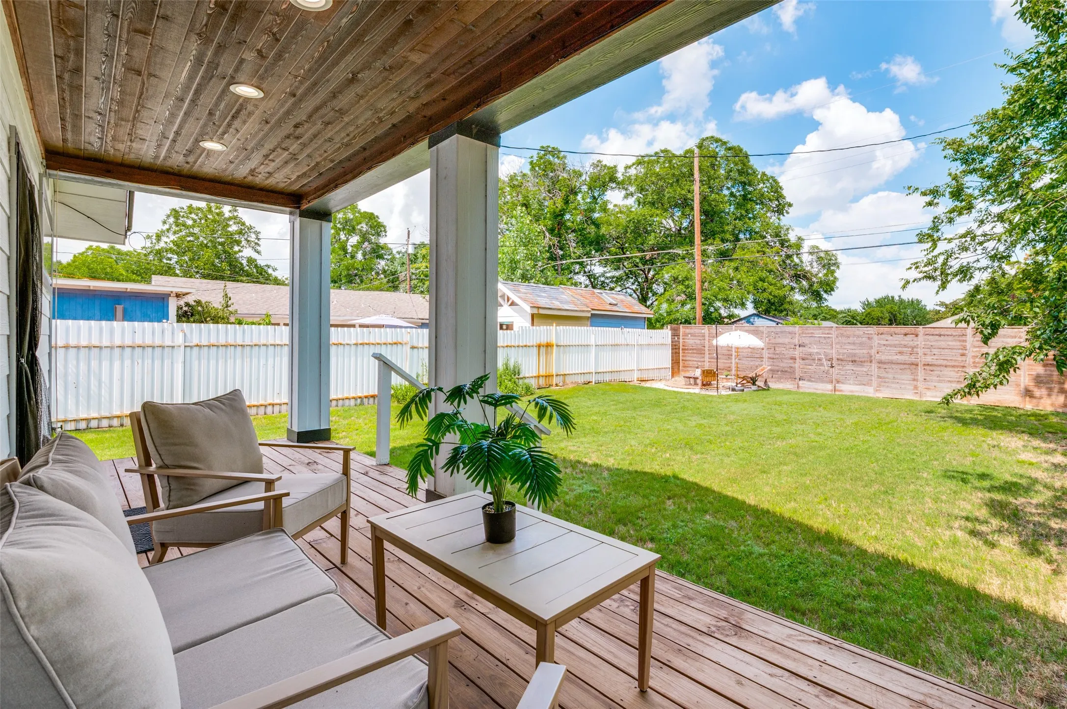 Single Family Residence For Sale in Dallas County , 916 S Montreal Avenue, Dallas, Texas 75208, 3 Bedroom, 2 Bathroom, Garage spaces, 1,664 Sqft, built in 1920, mls#21306513, Real Estate Agent in Dallas, Homes For Sale in Dallas county, Homes For Sale in Dallas, Realtor in Dallas Texas, Real Estate Brokerage Independent Realty Texas, Luminita Cordes Realtor