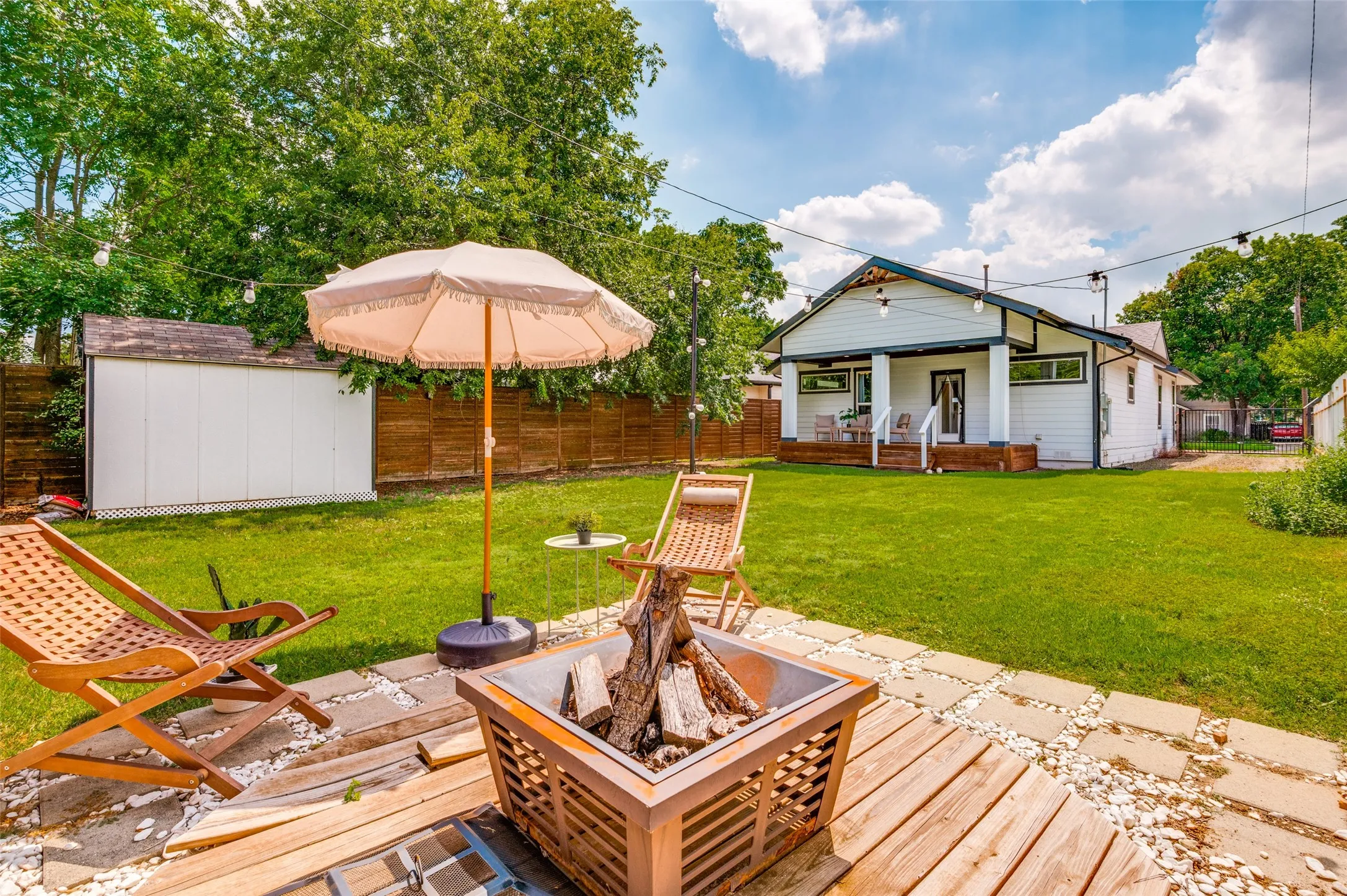 Single Family Residence For Sale in Dallas County , 916 S Montreal Avenue, Dallas, Texas 75208, 3 Bedroom, 2 Bathroom, Garage spaces, 1,664 Sqft, built in 1920, mls#21306513, Real Estate Agent in Dallas, Homes For Sale in Dallas county, Homes For Sale in Dallas, Realtor in Dallas Texas, Real Estate Brokerage Independent Realty Texas, Luminita Cordes Realtor