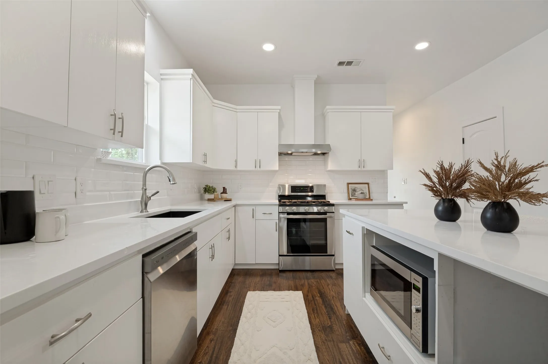 Single Family Residence For Sale in Dallas County , 916 S Montreal Avenue, Dallas, Texas 75208, 3 Bedroom, 2 Bathroom, Garage spaces, 1,664 Sqft, built in 1920, mls#21306513, Real Estate Agent in Dallas, Homes For Sale in Dallas county, Homes For Sale in Dallas, Realtor in Dallas Texas, Real Estate Brokerage Independent Realty Texas, Luminita Cordes Realtor