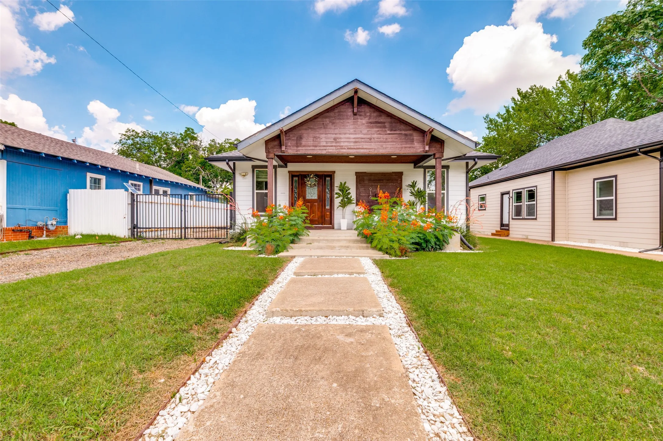 Single Family Residence For Sale in Dallas County , 916 S Montreal Avenue, Dallas, Texas 75208, 3 Bedroom, 2 Bathroom, Garage spaces, 1,664 Sqft, built in 1920, mls#21306513, Real Estate Agent in Dallas, Homes For Sale in Dallas county, Homes For Sale in Dallas, Realtor in Dallas Texas, Real Estate Brokerage Independent Realty Texas, Luminita Cordes Realtor