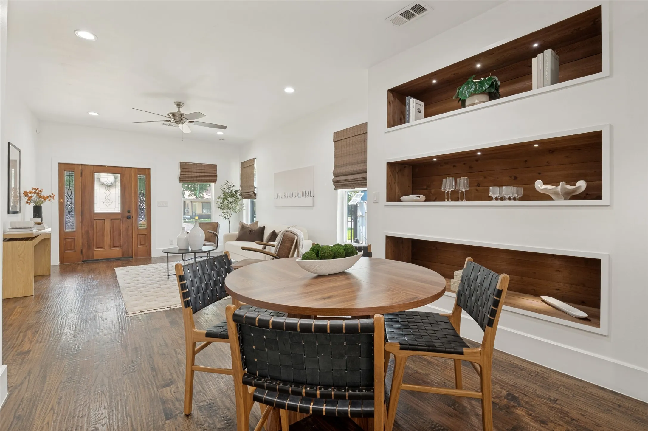 Single Family Residence For Sale in Dallas County , 916 S Montreal Avenue, Dallas, Texas 75208, 3 Bedroom, 2 Bathroom, Garage spaces, 1,664 Sqft, built in 1920, mls#21306513, Real Estate Agent in Dallas, Homes For Sale in Dallas county, Homes For Sale in Dallas, Realtor in Dallas Texas, Real Estate Brokerage Independent Realty Texas, Luminita Cordes Realtor