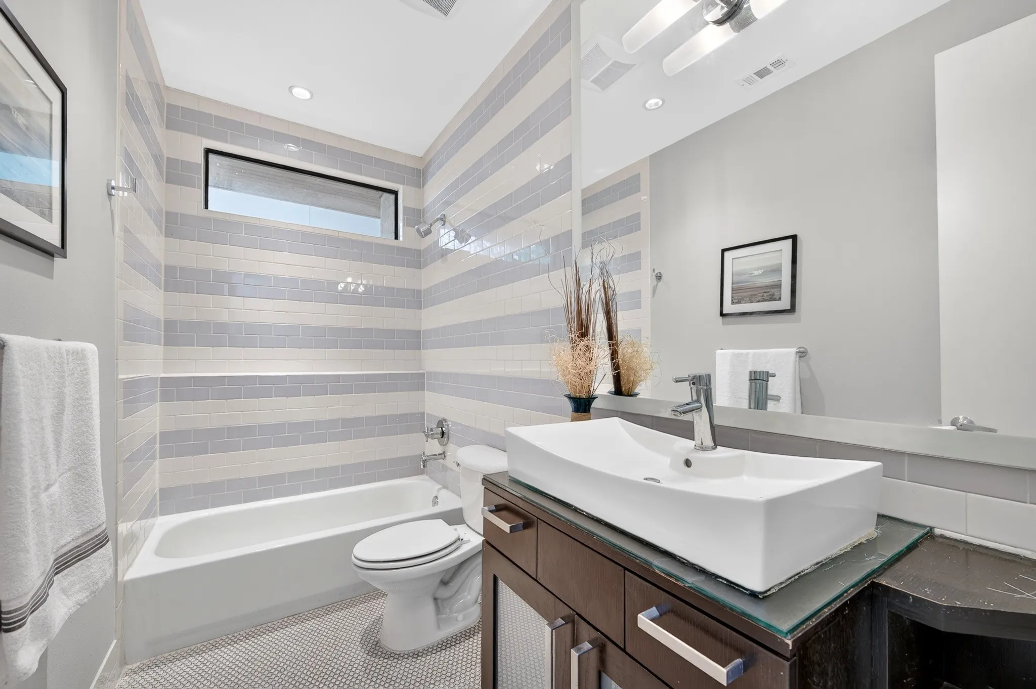 Bathroom (1st floor)