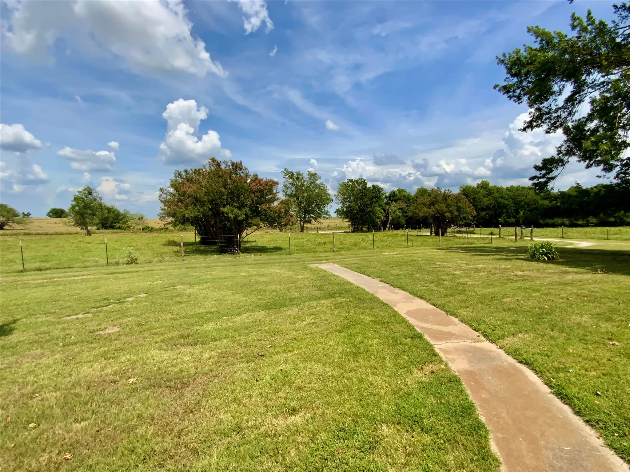 Farm For Sale in Limestone County , 2247 Lcr 654, Thornton, Texas 76687, 4 Bedroom, 2 Bathroom, Garage spaces, 2,702 Sqft, built in 1980, mls#21307378, Real Estate Agent in Thornton, Homes For Sale in Limestone county, Homes For Sale in Thornton, Realtor in Thornton Texas, Real Estate Brokerage Independent Realty Texas, Luminita Cordes Realtor
