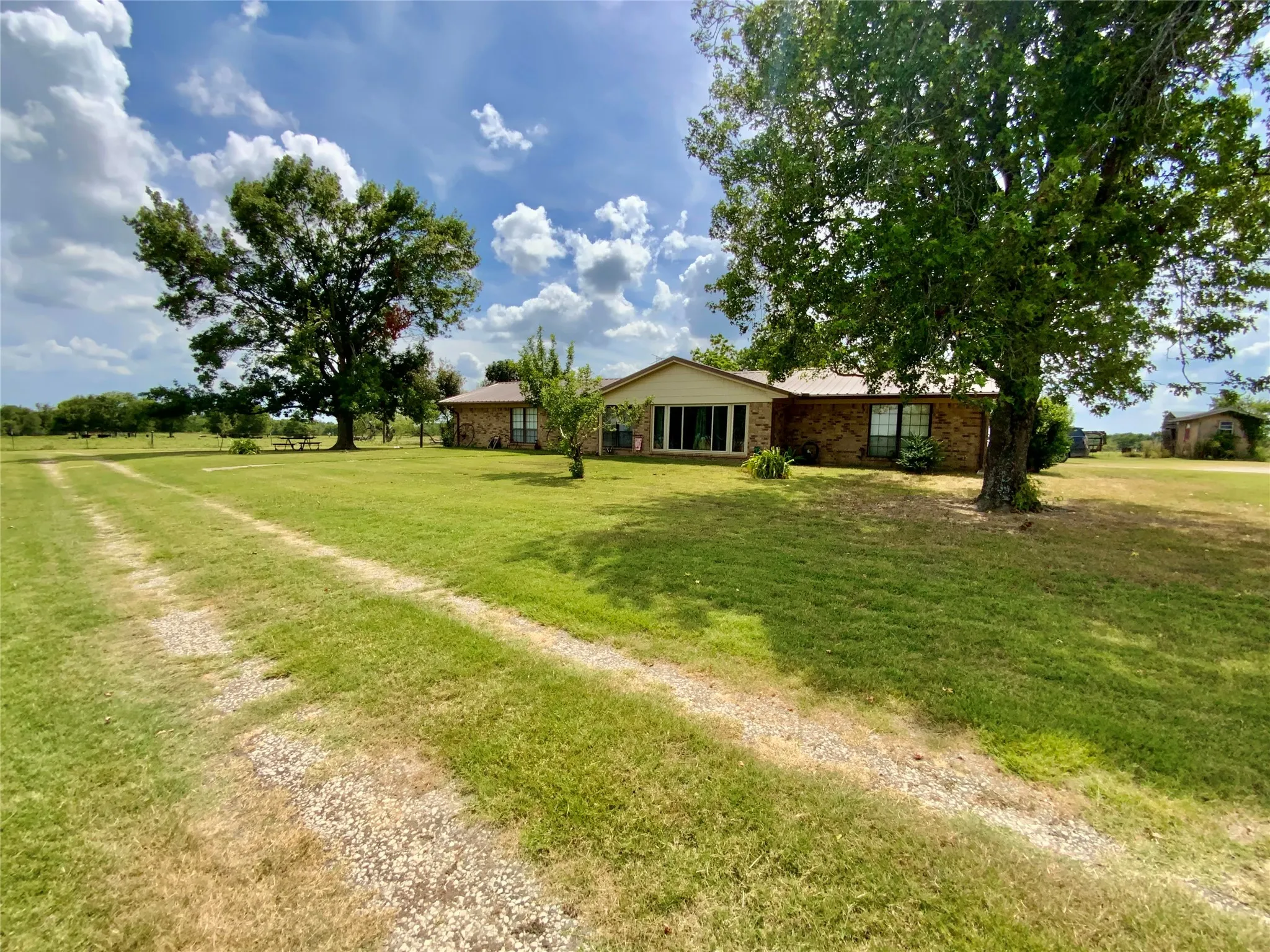 Farm For Sale in Limestone County , 2247 Lcr 654, Thornton, Texas 76687, 4 Bedroom, 2 Bathroom, Garage spaces, 2,702 Sqft, built in 1980, mls#21307378, Real Estate Agent in Thornton, Homes For Sale in Limestone county, Homes For Sale in Thornton, Realtor in Thornton Texas, Real Estate Brokerage Independent Realty Texas, Luminita Cordes Realtor