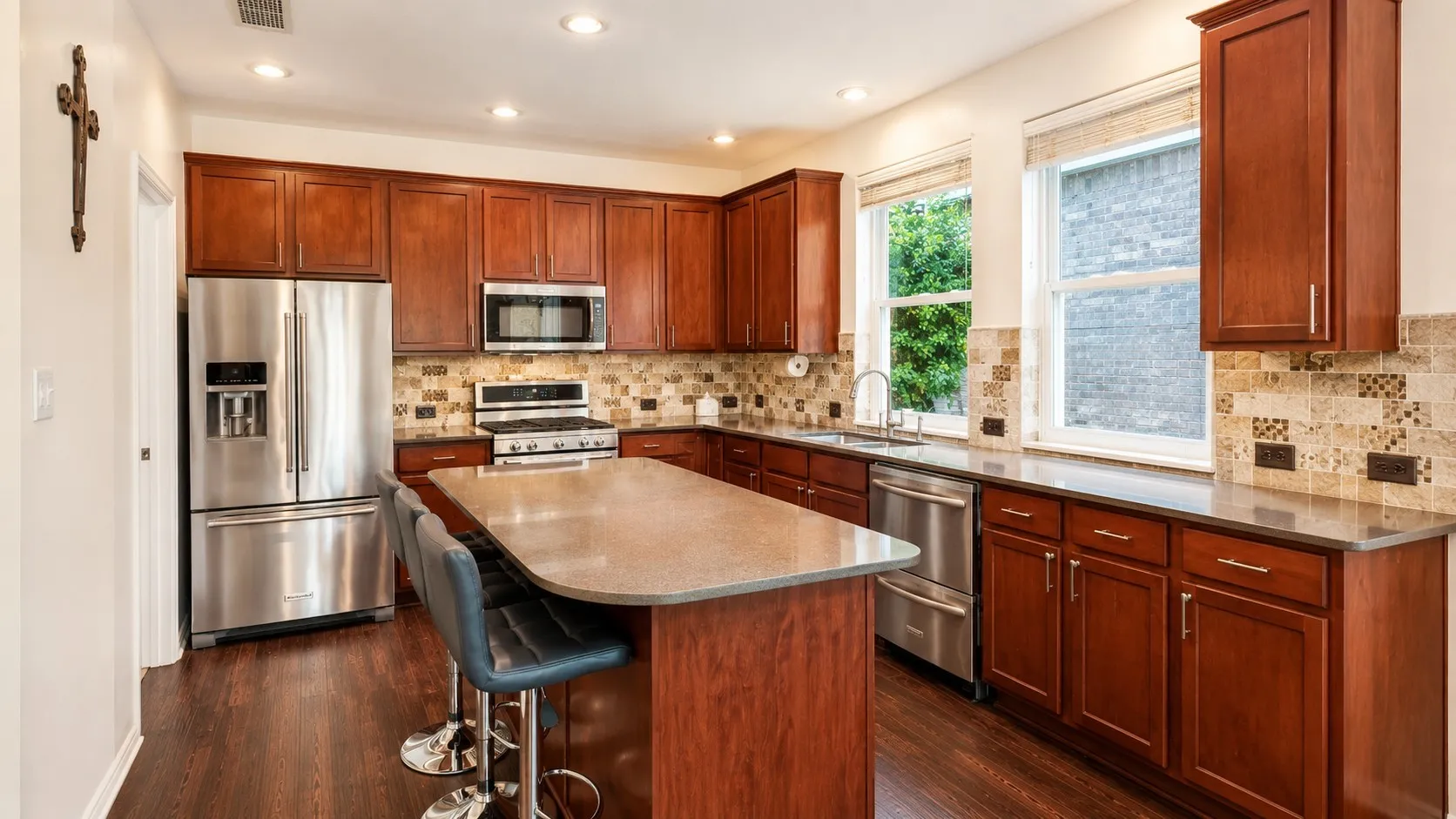 Single Family Residence For Sale in Tarrant County , 5412 Pecan Creek Circle, Fort Worth, Texas 76244, 4 Bedrooms, 3 Bathrooms, 2 Garage spaces, 2,413 Sqft, built in 2001, Price $385,000, mls#21306941, Real Estate Agent in Fort Worth, Homes For Sale in Tarrant county, Homes For Sale in Fort Worth, Realtor in Fort Worth Texas, Real Estate Brokerage Independent Realty Texas, Luminita Cordes Realtor