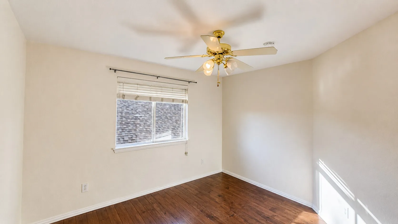 Single Family Residence For Sale in Tarrant County , 5412 Pecan Creek Circle, Fort Worth, Texas 76244, 4 Bedrooms, 3 Bathrooms, 2 Garage spaces, 2,413 Sqft, built in 2001, Price $385,000, mls#21306941, Real Estate Agent in Fort Worth, Homes For Sale in Tarrant county, Homes For Sale in Fort Worth, Realtor in Fort Worth Texas, Real Estate Brokerage Independent Realty Texas, Luminita Cordes Realtor