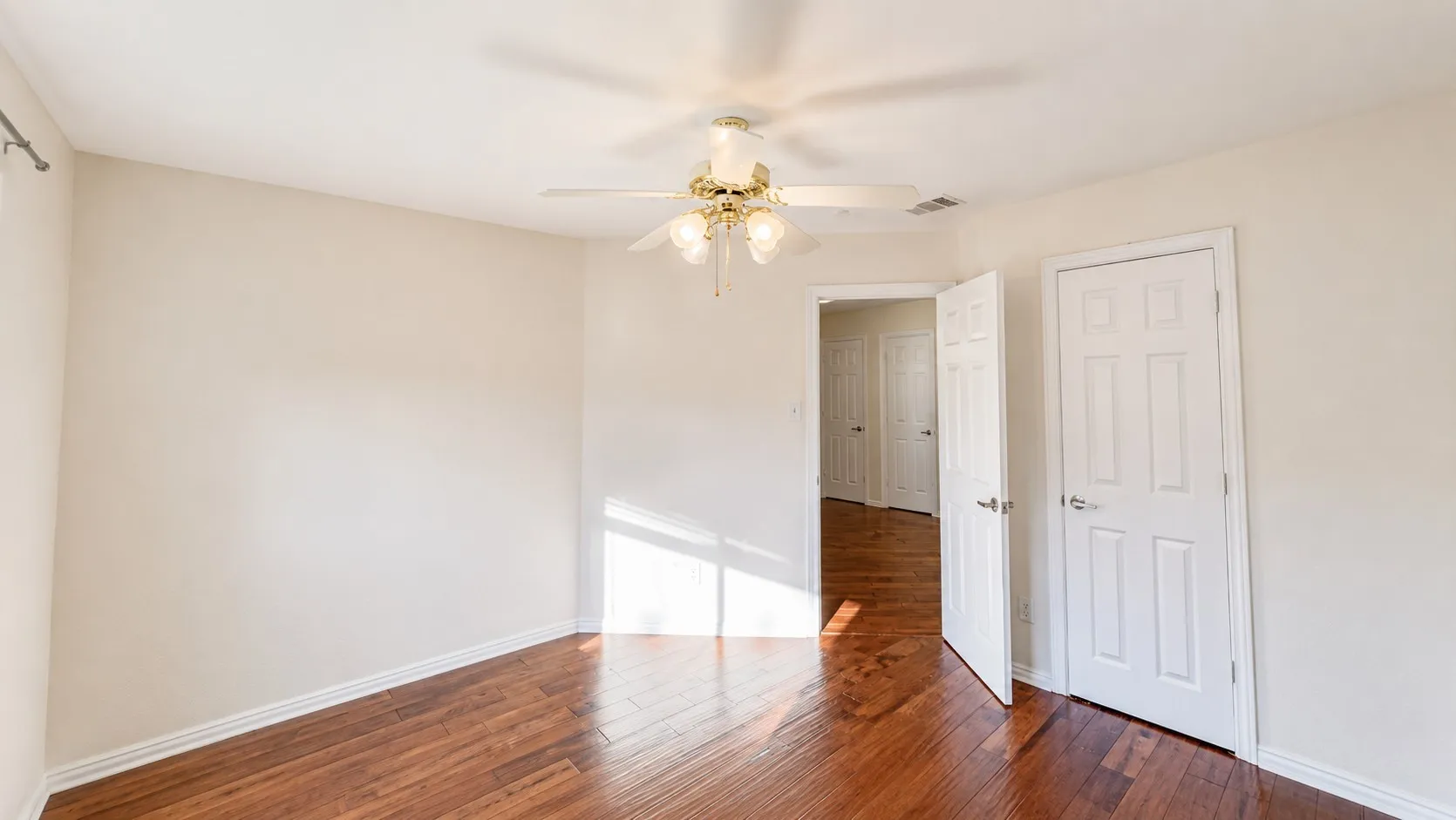Single Family Residence For Sale in Tarrant County , 5412 Pecan Creek Circle, Fort Worth, Texas 76244, 4 Bedrooms, 3 Bathrooms, 2 Garage spaces, 2,413 Sqft, built in 2001, Price $385,000, mls#21306941, Real Estate Agent in Fort Worth, Homes For Sale in Tarrant county, Homes For Sale in Fort Worth, Realtor in Fort Worth Texas, Real Estate Brokerage Independent Realty Texas, Luminita Cordes Realtor