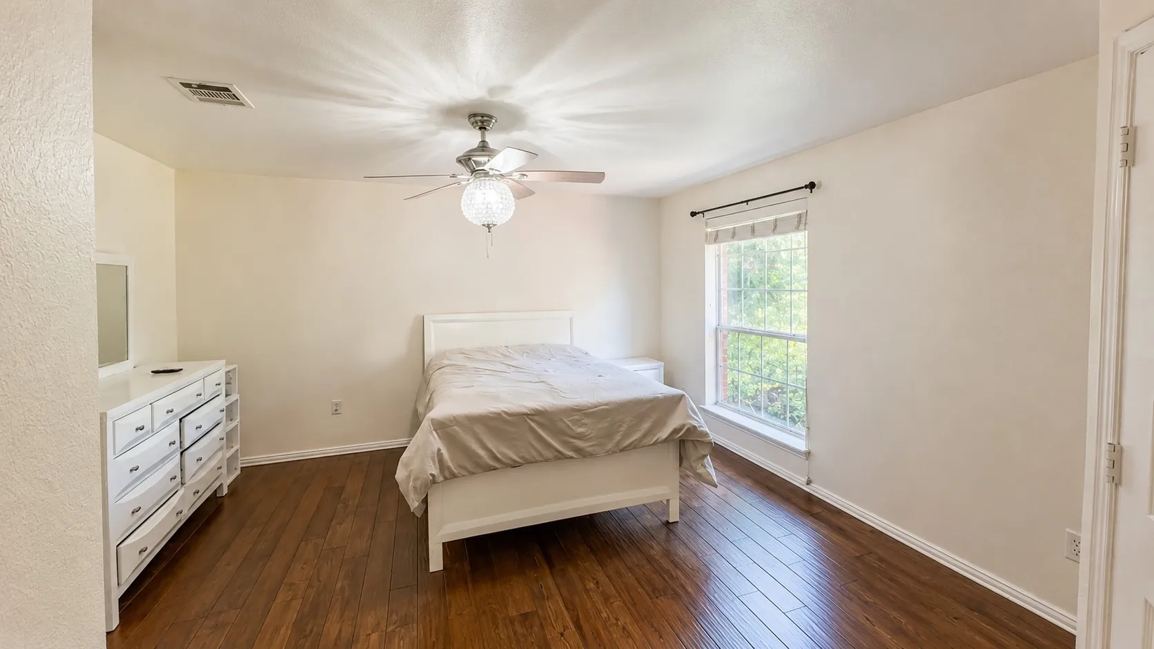 Single Family Residence For Sale in Tarrant County , 5412 Pecan Creek Circle, Fort Worth, Texas 76244, 4 Bedrooms, 3 Bathrooms, 2 Garage spaces, 2,413 Sqft, built in 2001, Price $385,000, mls#21306941, Real Estate Agent in Fort Worth, Homes For Sale in Tarrant county, Homes For Sale in Fort Worth, Realtor in Fort Worth Texas, Real Estate Brokerage Independent Realty Texas, Luminita Cordes Realtor