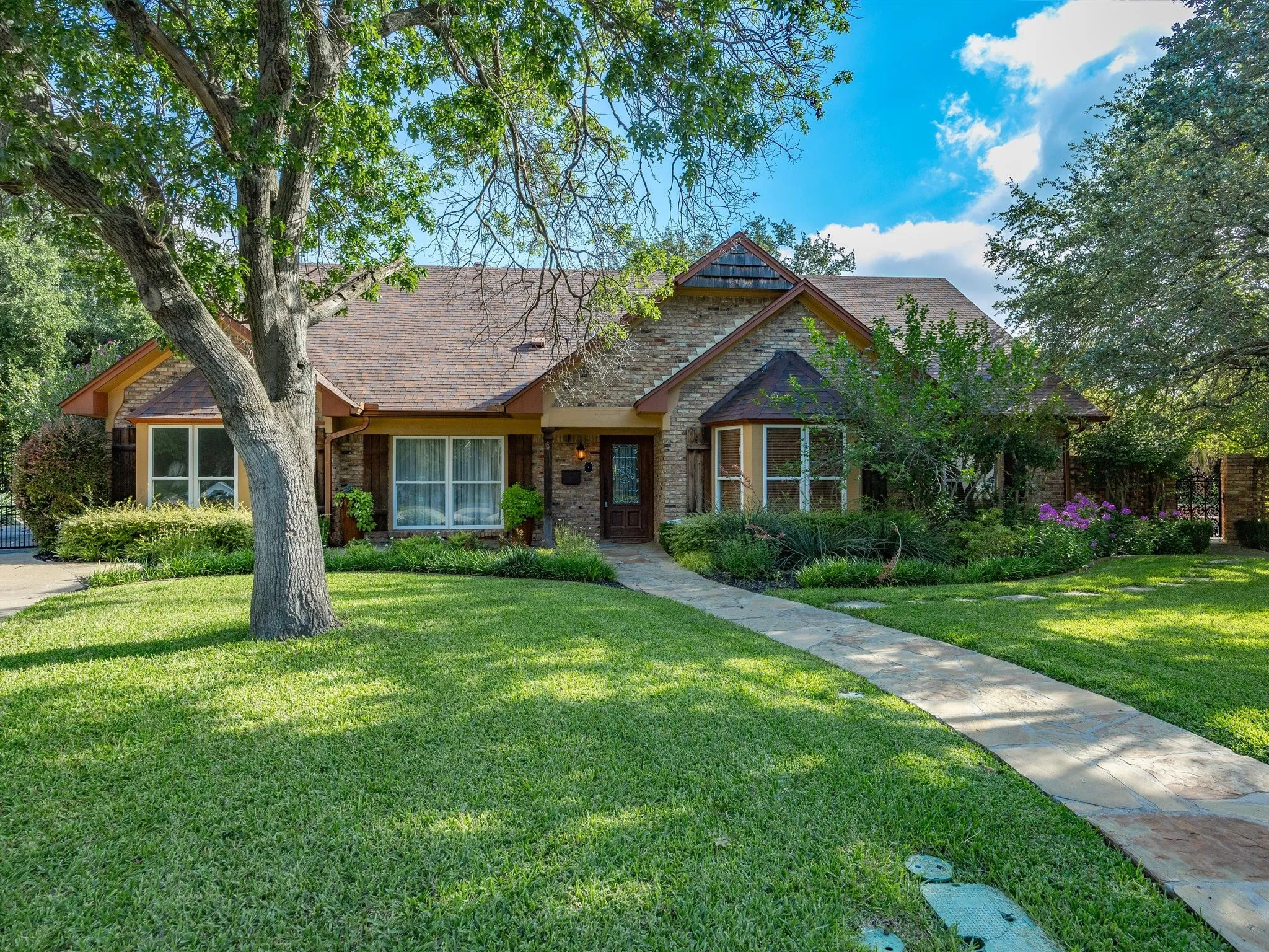 Single Family Residence For Sale in Tarrant County , 4400 Summercrest Court, Fort Worth, Texas 76109, 6 Bedroom, 7 Bathroom, 2 Garage spaces, 6,195 Sqft, built in 1966, mls#21305811, Real Estate Agent in Fort Worth, Homes For Sale in Tarrant county, Homes For Sale in Fort Worth, Realtor in Fort Worth Texas, Real Estate Brokerage Independent Realty Texas, Luminita Cordes Realtor
