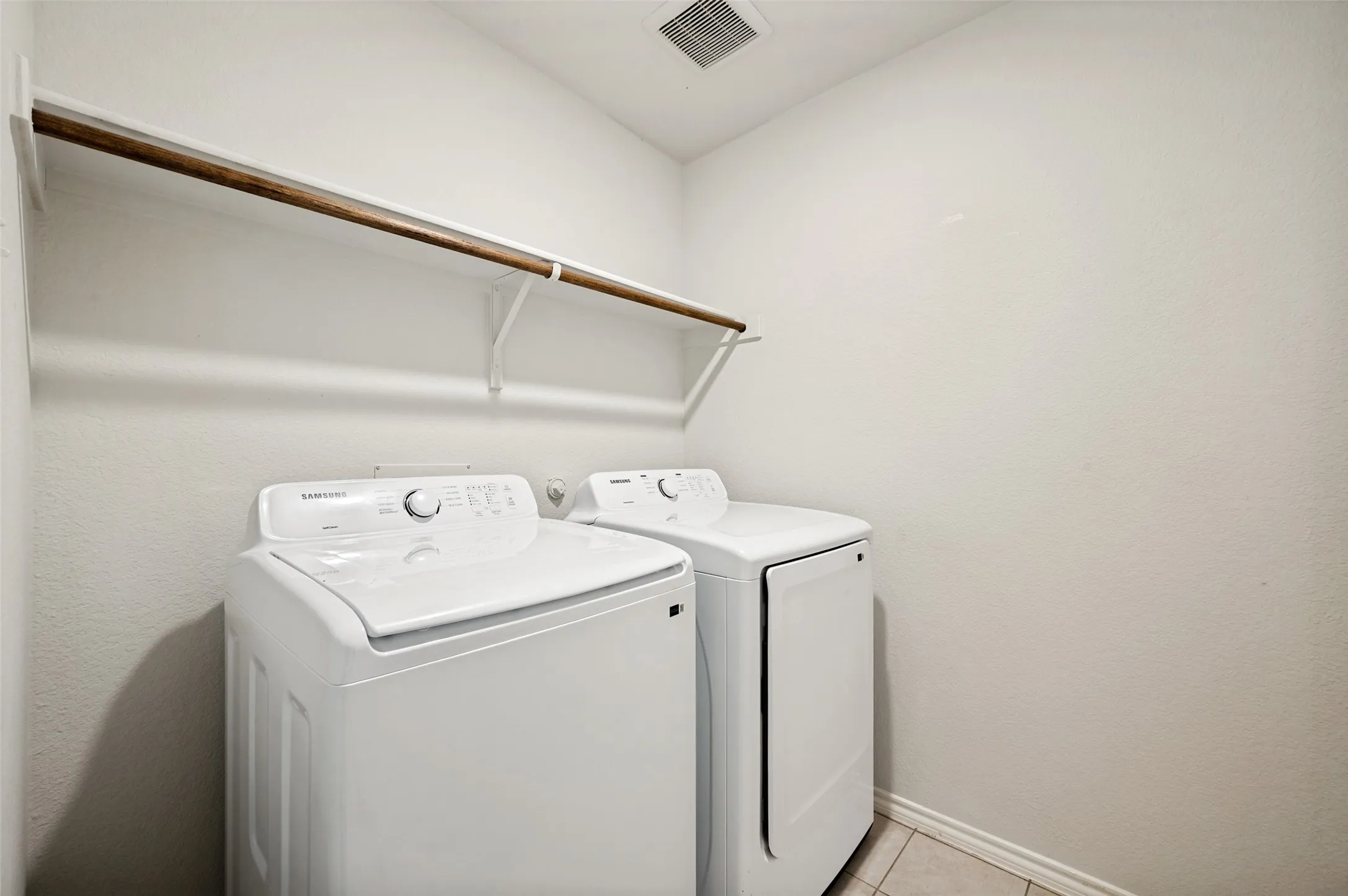 Single Family Residence For Sale in Denton County , 905 English Drive, Aubrey, Texas 76227, 4 Bedroom, 2 Bathroom, 2 Garage spaces, 1,590 Sqft, built in 2020, mls#21307440, Real Estate Agent in Aubrey, Homes For Sale in Denton county, Homes For Sale in Aubrey, Realtor in Aubrey Texas, Real Estate Brokerage Independent Realty Texas, Luminita Cordes Realtor