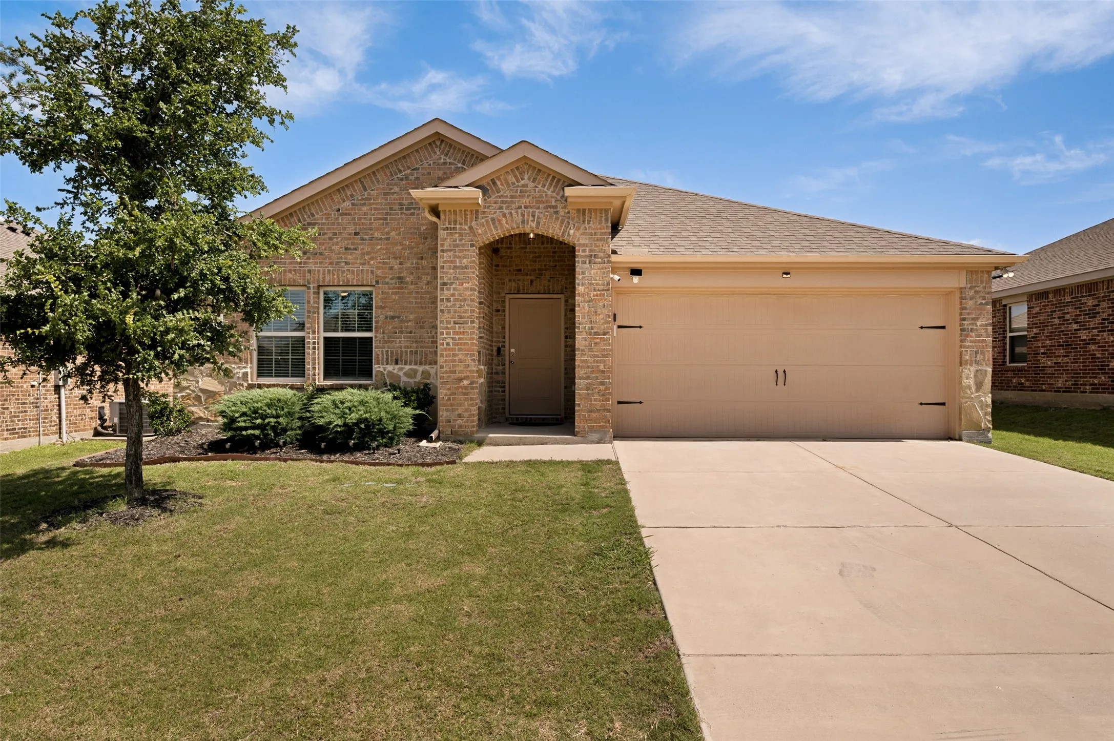 Single Family Residence For Sale in Denton County , 905 English Drive, Aubrey, Texas 76227, 4 Bedroom, 2 Bathroom, 2 Garage spaces, 1,590 Sqft, built in 2020, mls#21307440, Real Estate Agent in Aubrey, Homes For Sale in Denton county, Homes For Sale in Aubrey, Realtor in Aubrey Texas, Real Estate Brokerage Independent Realty Texas, Luminita Cordes Realtor