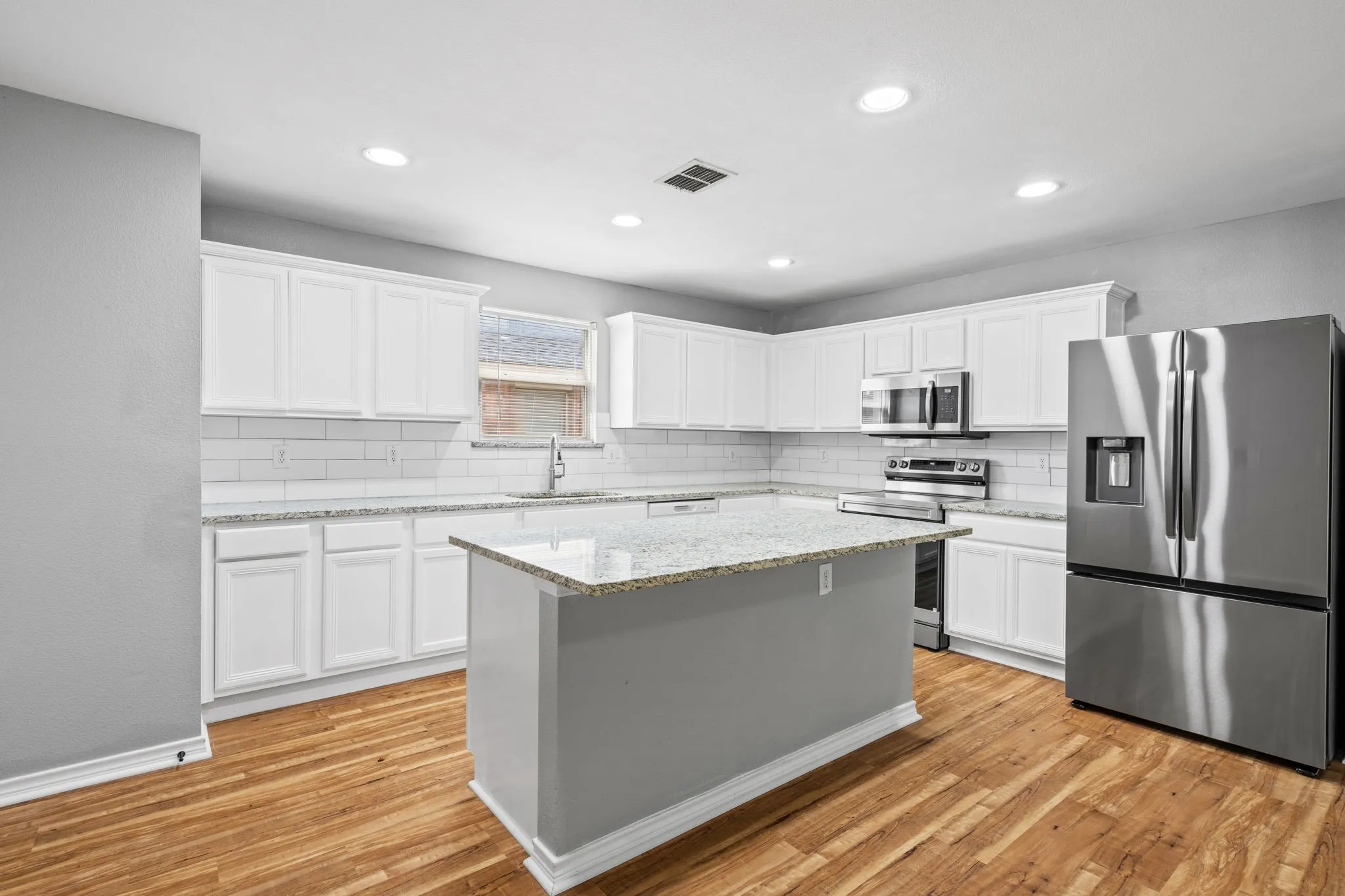 Single Family Residence For Rent in Dallas County , 14801 Whispering Court, Balch Springs, Texas 75180, 5 Bedroom, 4 Bathroom, 2 Garage spaces, 3,238 Sqft, built in 2006, mls#21307431, Real Estate Agent in Balch Springs, Homes For Rent in Dallas county, Homes For Rent in Balch Springs, Realtor in Balch Springs Texas, Real Estate Brokerage Independent Realty Texas, Luminita Cordes Realtor