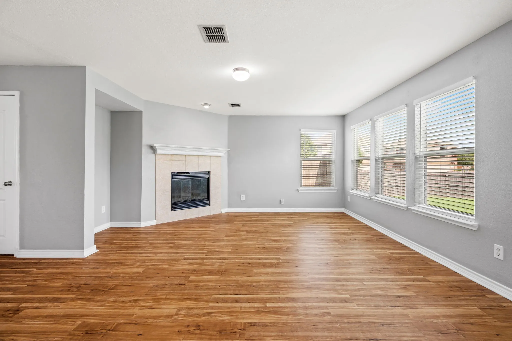Single Family Residence For Rent in Dallas County , 14801 Whispering Court, Balch Springs, Texas 75180, 5 Bedroom, 4 Bathroom, 2 Garage spaces, 3,238 Sqft, built in 2006, mls#21307431, Real Estate Agent in Balch Springs, Homes For Rent in Dallas county, Homes For Rent in Balch Springs, Realtor in Balch Springs Texas, Real Estate Brokerage Independent Realty Texas, Luminita Cordes Realtor